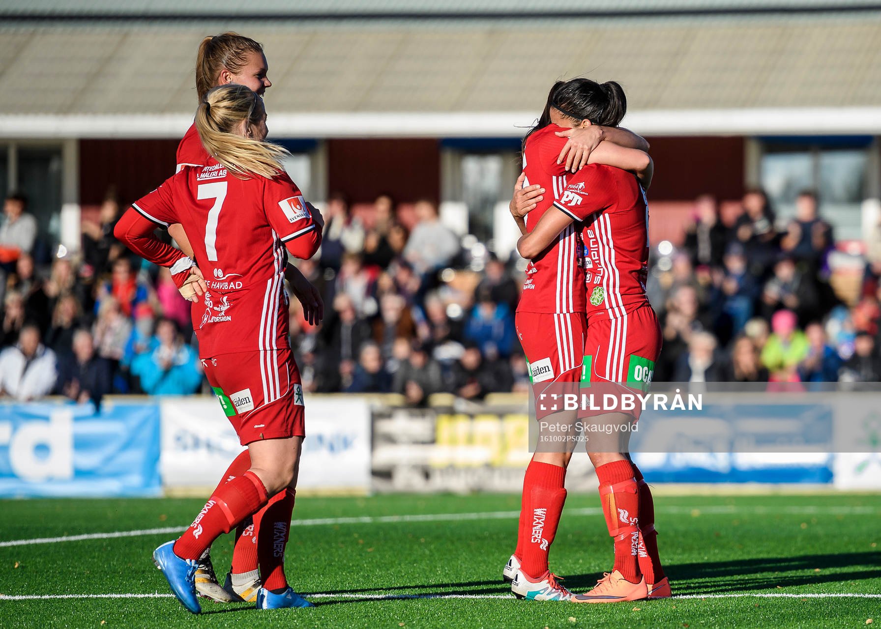 Piteås Felicia Karlsson (v) jublar tillsammans med Tempest-Marie Norlin (h) efter sitt 2-0 mål under fotbollsmatchen i Damallsvenskan mellan Piteå och Mallbacken den 2 oktober 2016 i Piteå.