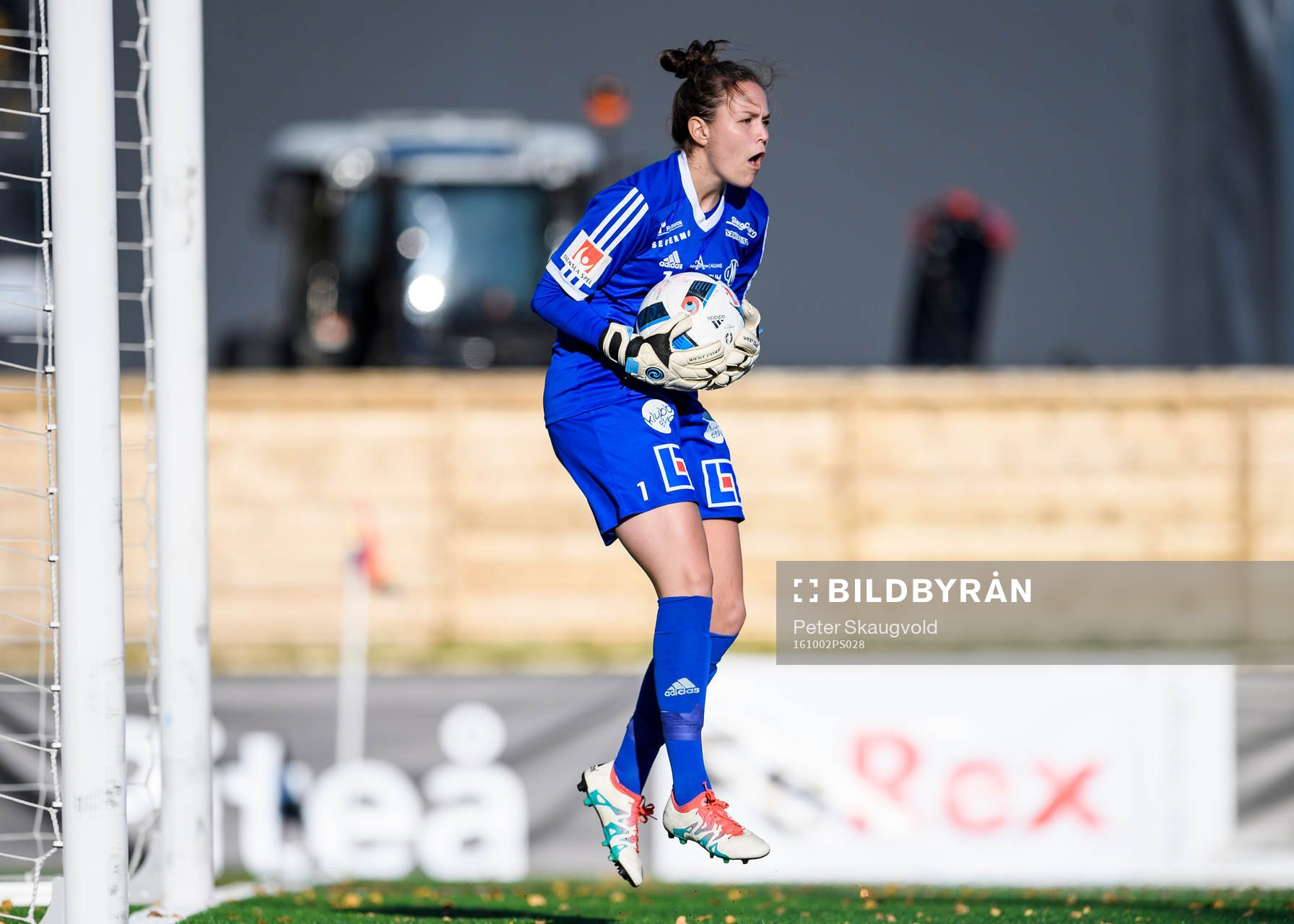 Mallbackens målvakt Lee Alexander räddar ett skott under fotbollsmatchen i Damallsvenskan mellan Piteå och Mallbacken den 2 oktober 2016 i Piteå.