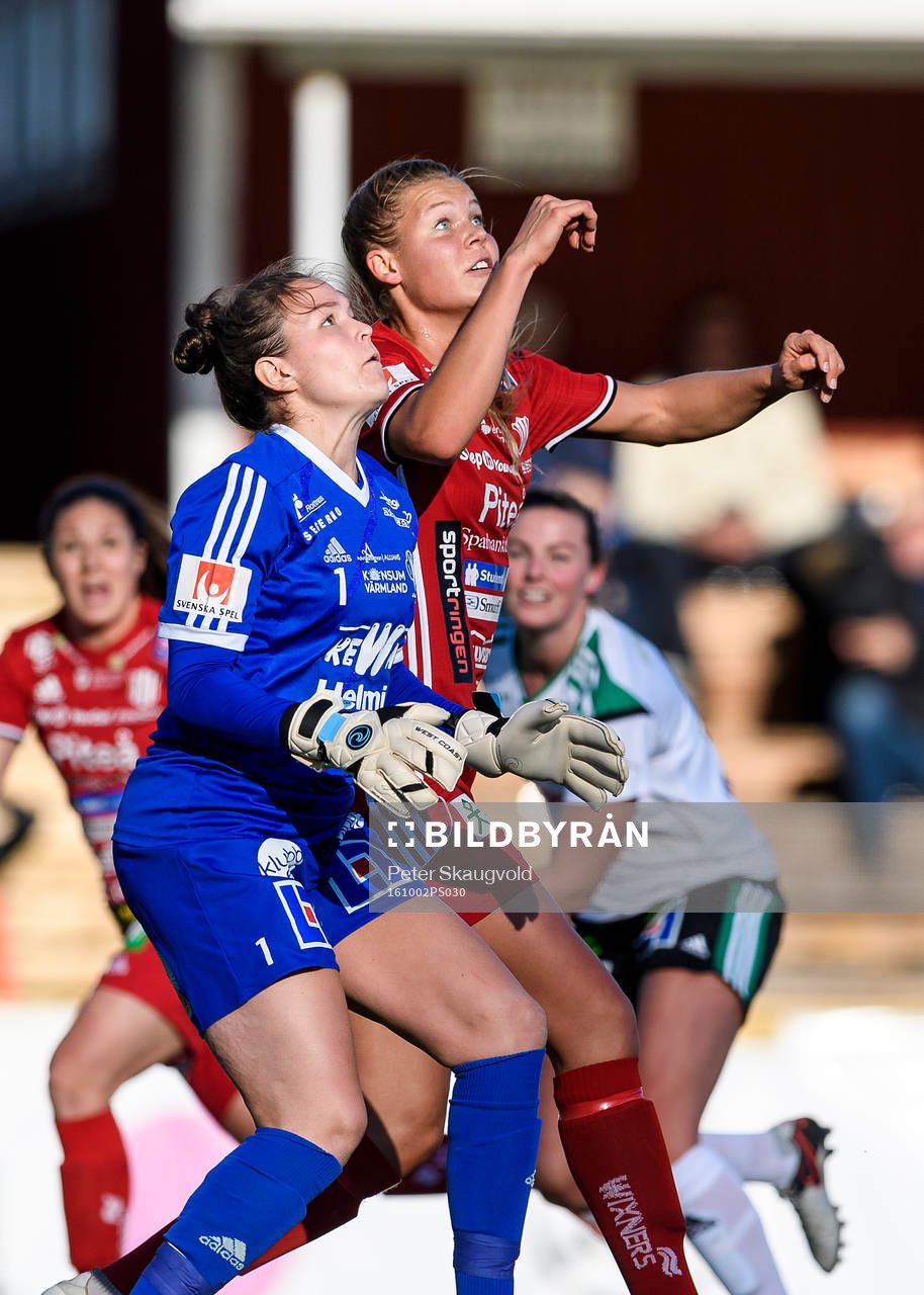 Piteås Nina Jakobsson i kamp med Mallbackens målvakt Lee Alexander under fotbollsmatchen i Damallsvenskan mellan Piteå och Mallbacken den 2 oktober 2016 i Piteå.