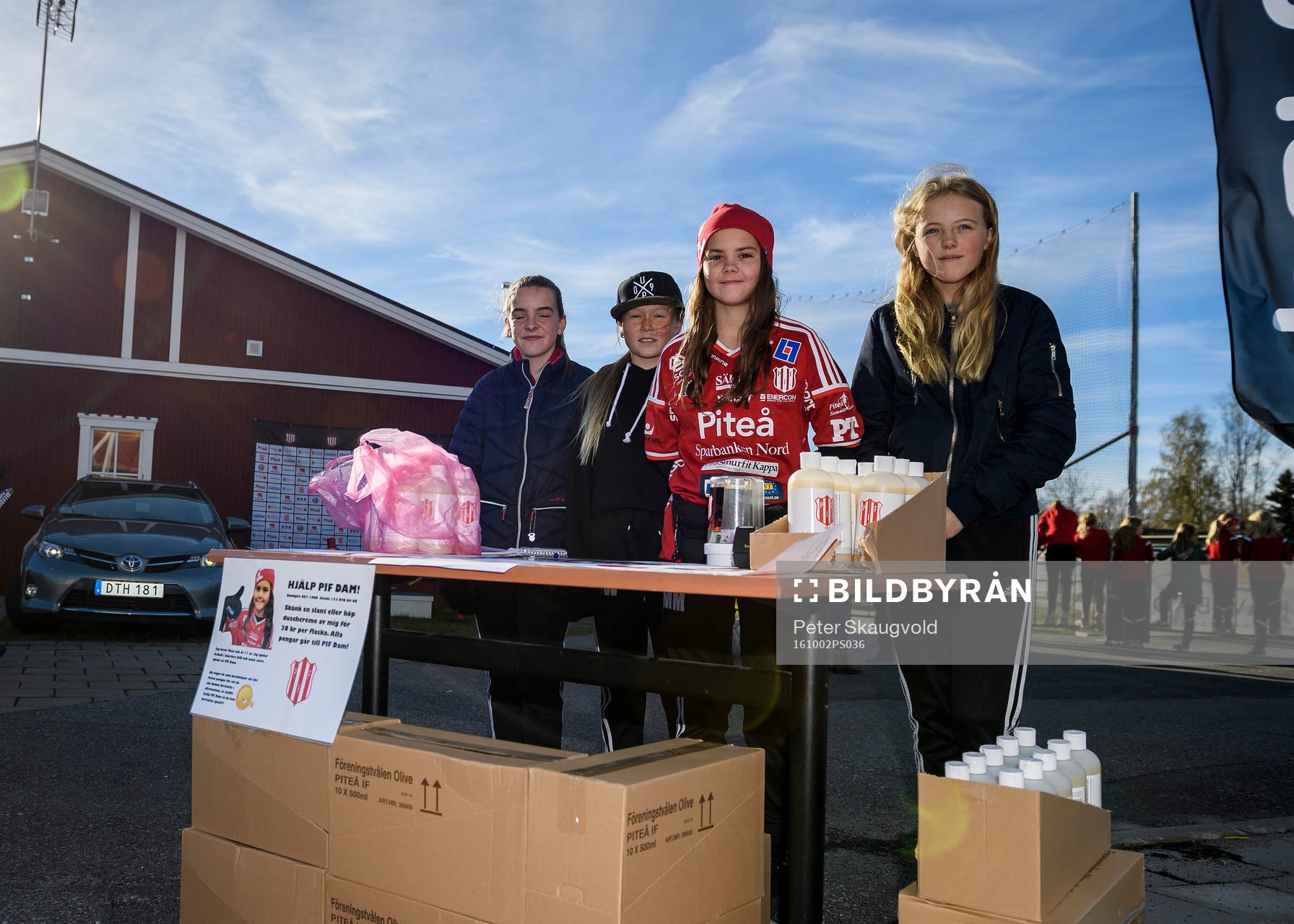 Maja Marklund (i röd tröja) säljer schampo för att