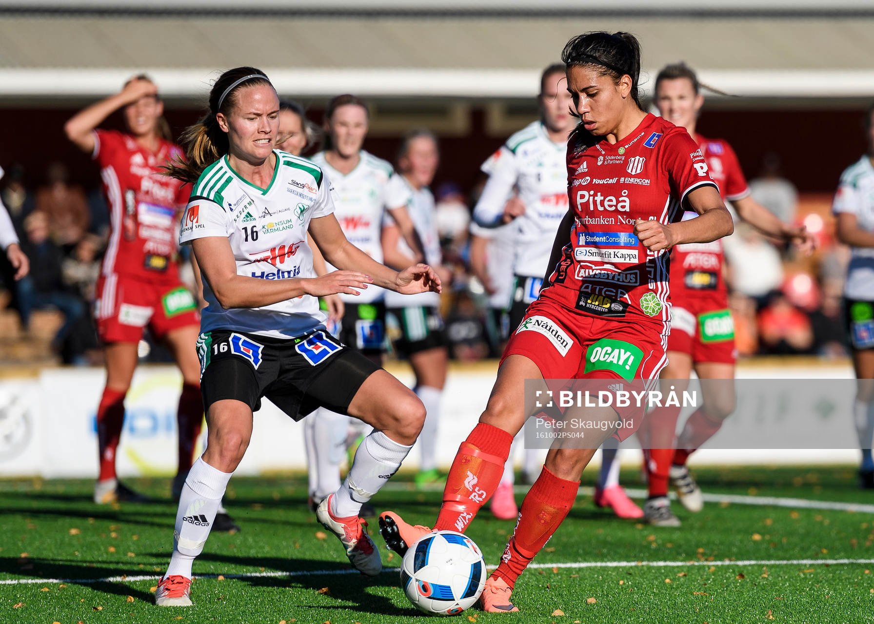 Mallbackens Elin Nyman utmanas av Piteås Tempest-Marie Norlin under fotbollsmatchen i Damallsvenskan mellan Piteå och Mallbacken den 2 oktober 2016 i Piteå.