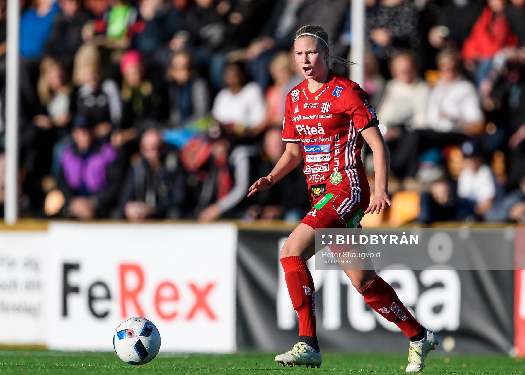 Piteås Ellen Löfqvist med bollen