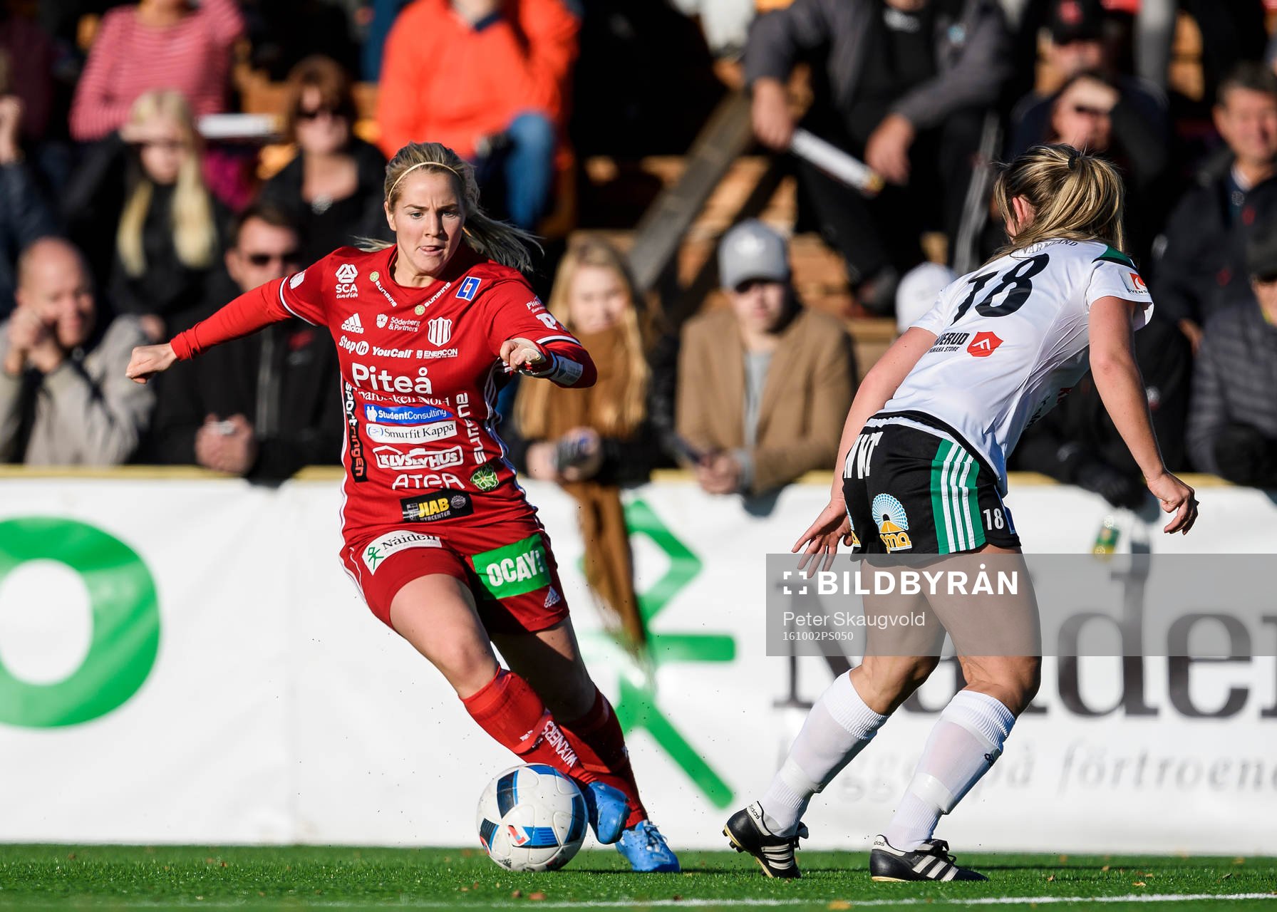 Piteås Irma Helin med bollen utmanar Mallbackens Sandra Andersson under fotbollsmatchen i Damallsvenskan mellan Piteå och Mallbacken den 2 oktober 2016 i Piteå.