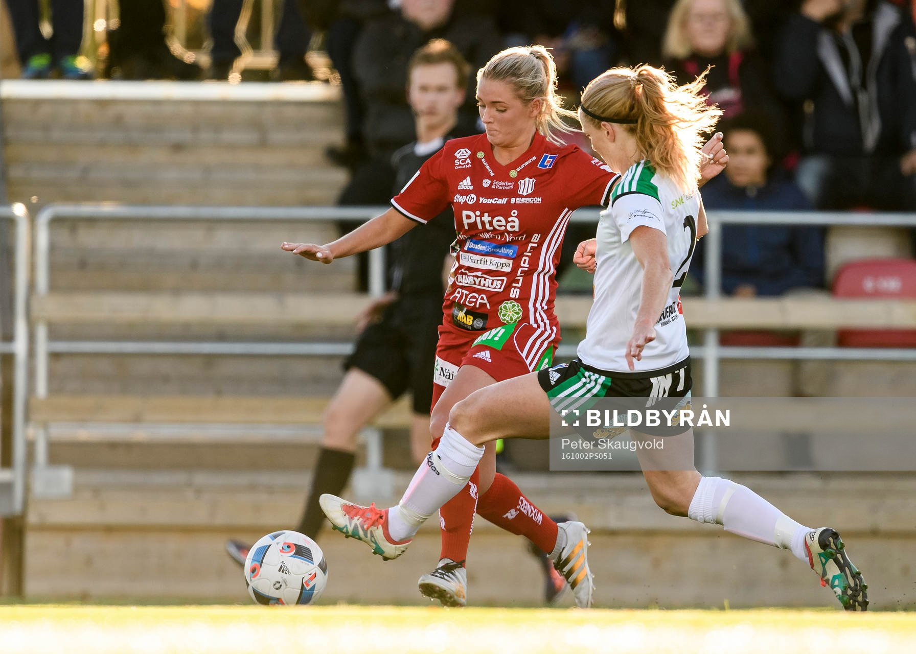 Piteås Ronja Aronsson med bollen utmanar Mallbackens Theresé Stolpe under fotbollsmatchen i Damallsvenskan mellan Piteå och Mallbacken den 2 oktober 2016 i Piteå.