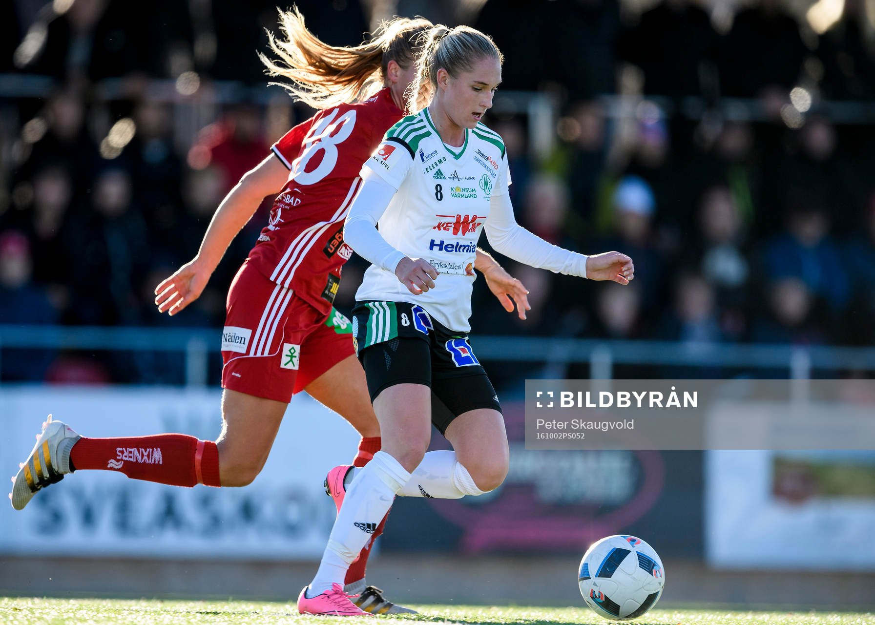 Mallbackens Emelie Andersson jagas av Piteås Nina Jakobsson