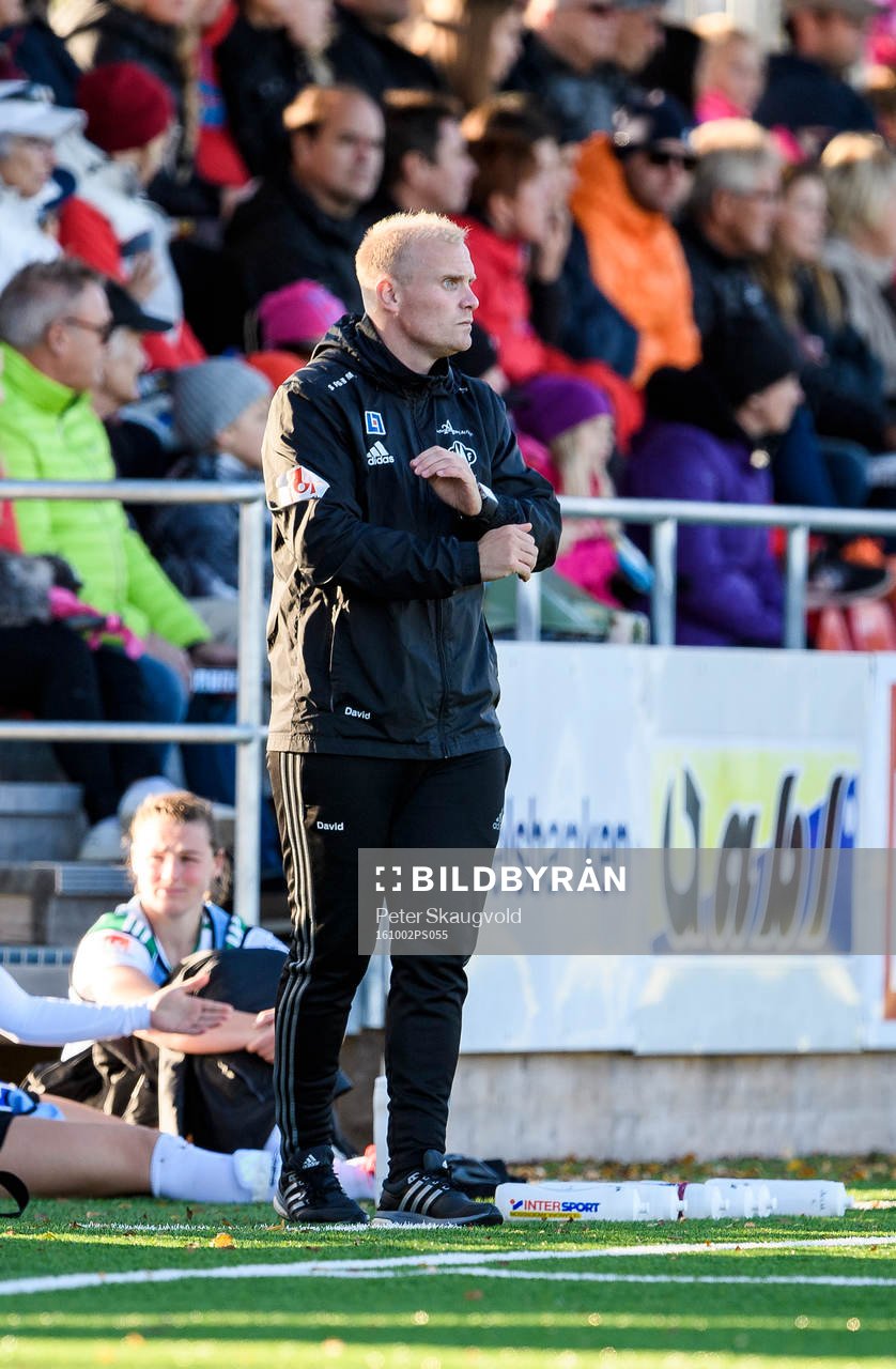 Mallbackens tränare David Uvenclir under fotbollsmatchen i Damallsvenskan mellan Piteå och Mallbacken den 2 oktober 2016 i Piteå.