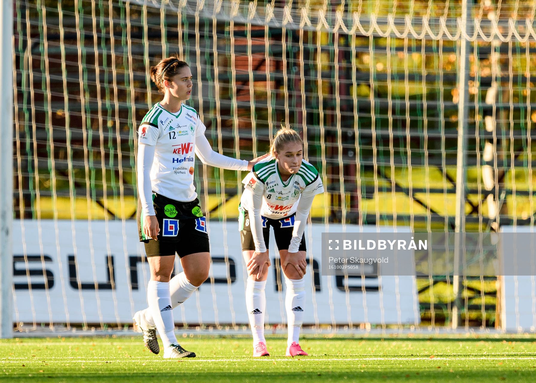 Mallbackens Zoe Ness (v) och Sarah Bergman (h) deppar