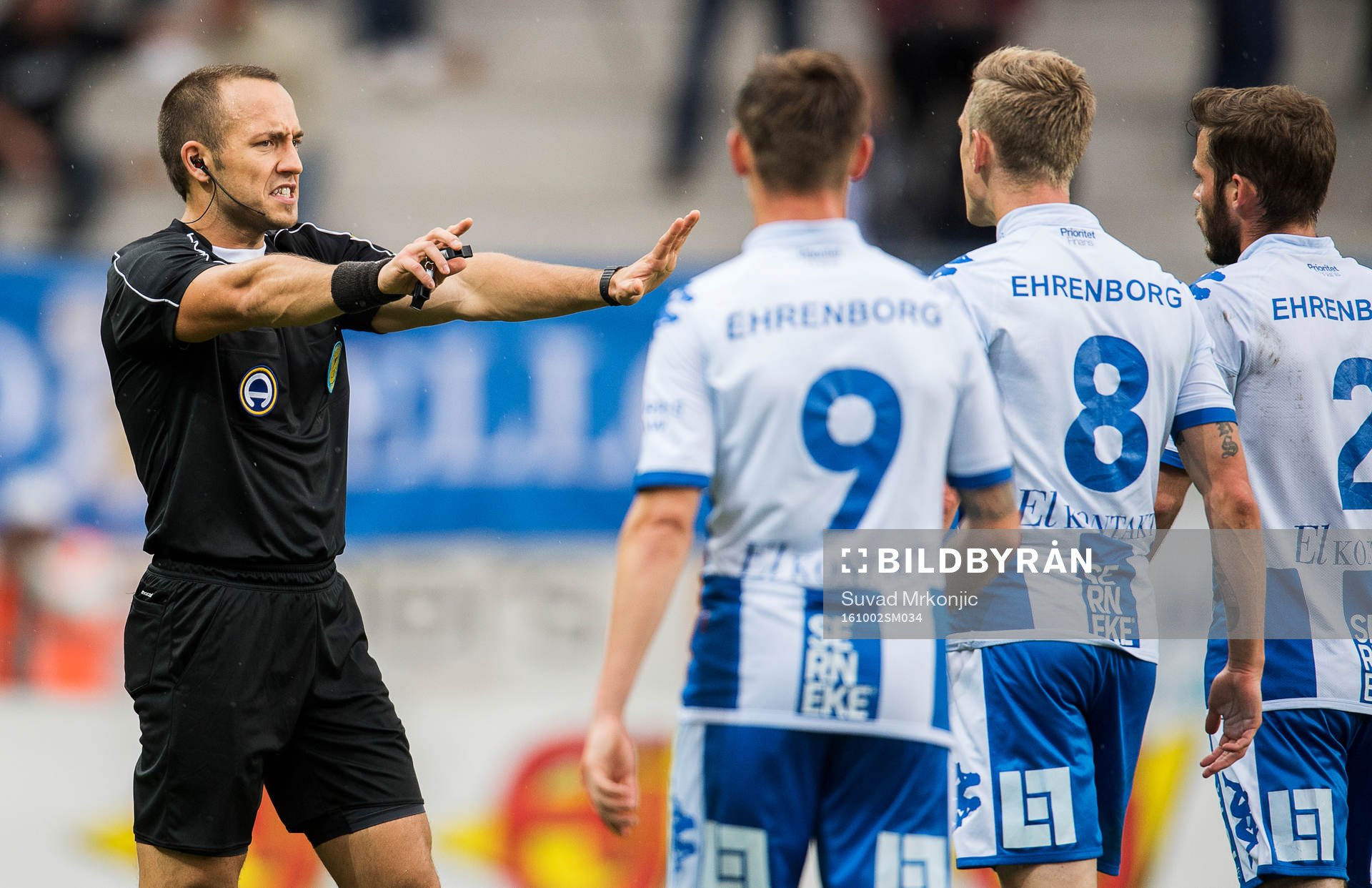 Domaren Kaspar Sjöberg med Göteborgsspelarna Jakob
