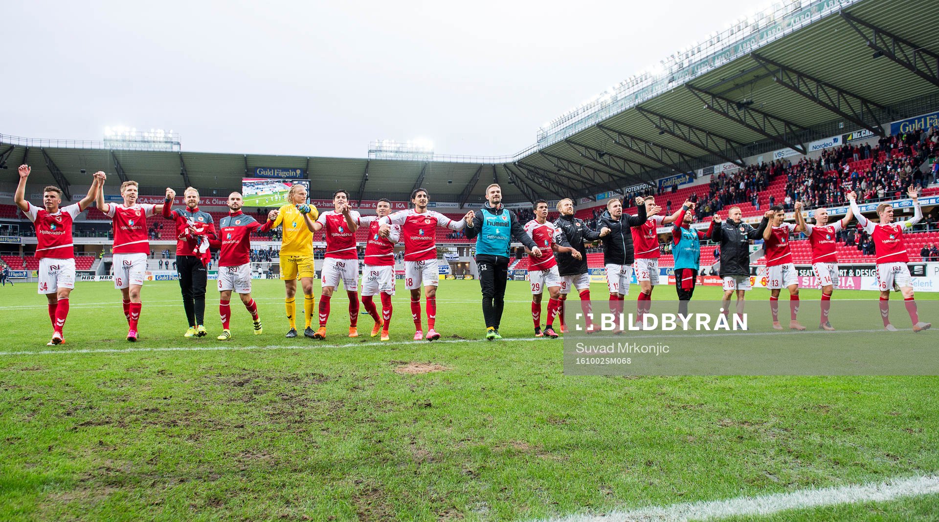Kalmarspelarna jublar efter fotbollsmatchen i Allsvenskan mellan Kalmar och Göteborg den 2 oktober 2016 i Kalmar. 