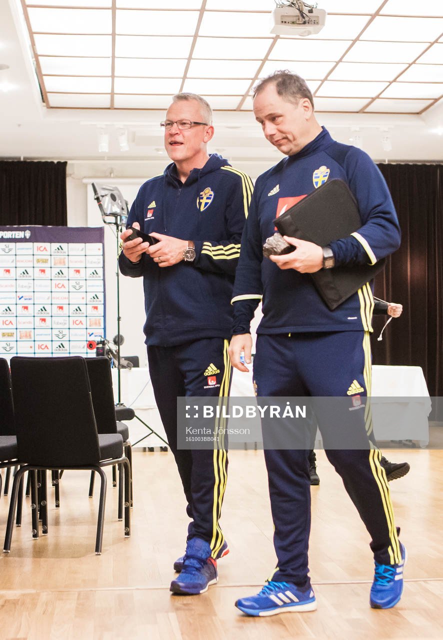 Sveriges förbundskapten Janne Andersson och kommunikationschef Niklas Bodell efter en presskonferens anordnad av Svenska Fotbollförbundet den 3 Oktober 2016 i Stockholm