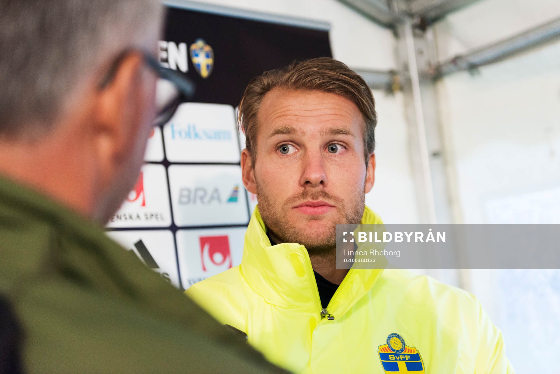 Ola Toivonen pratar med media i mixed zone efter en träning med Sveriges herrlandslag i fotboll den 3 oktober 2016 i Stockholm. 