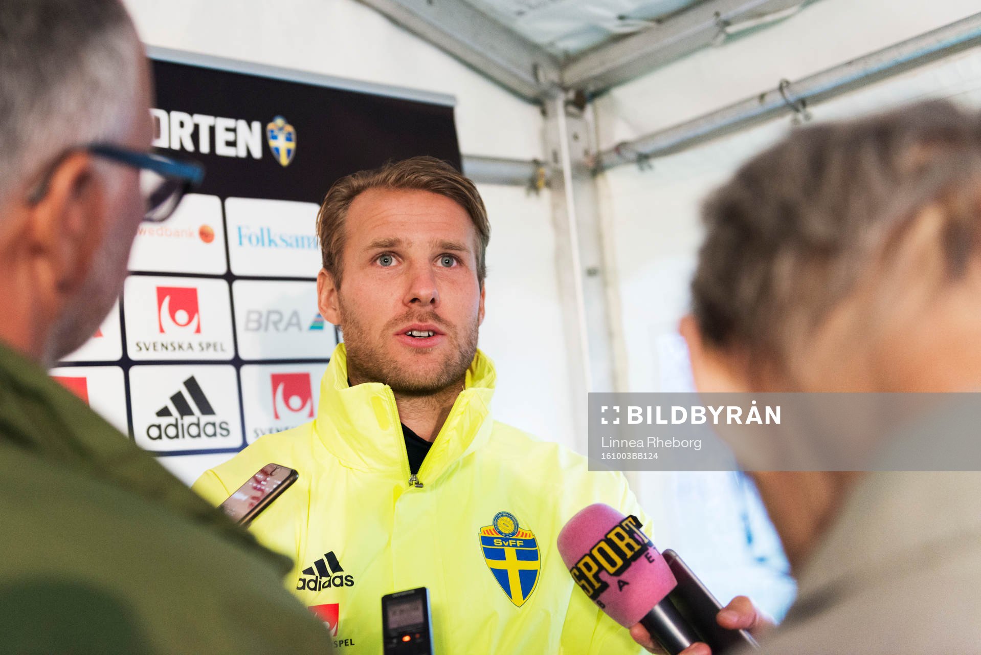 Ola Toivonen pratar med media i mixed zone efter en träning med Sveriges herrlandslag i fotboll den 3 oktober 2016 i Stockholm. 