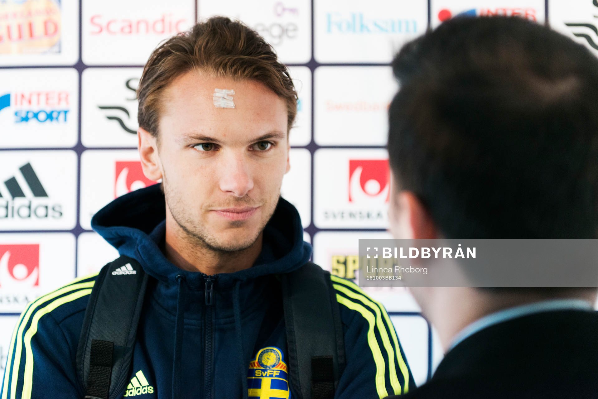 Albin Ekdal pratar med media i mixed zone