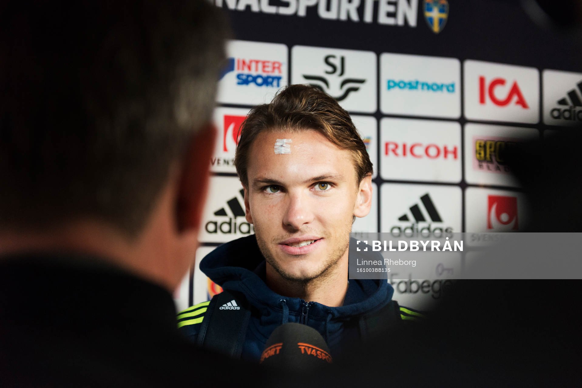 Albin Ekdal pratar med media i mixed zone