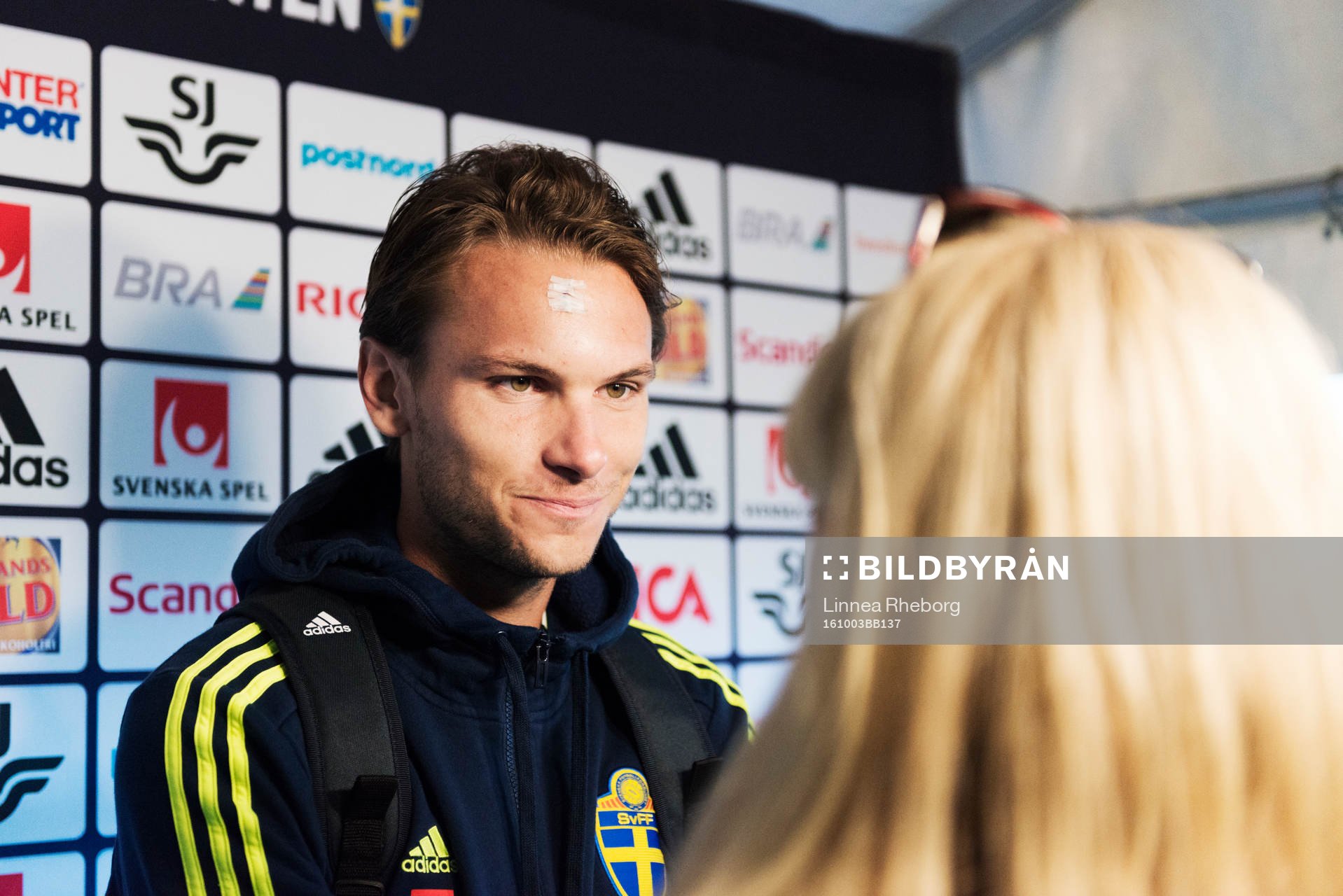 Albin Ekdal pratar med media i mixed zone