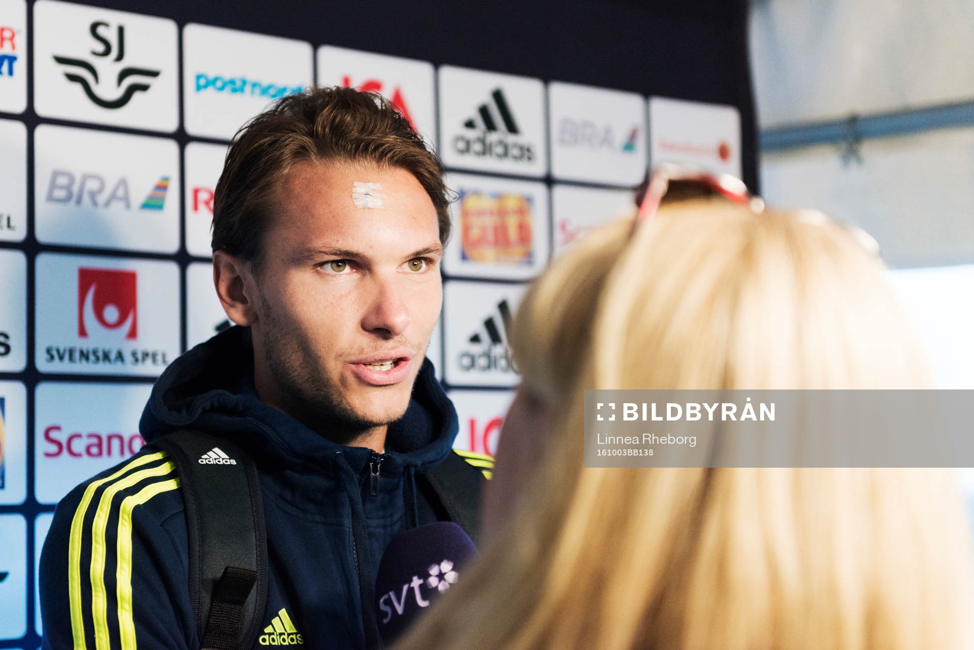 Albin Ekdal pratar med media i mixed zone