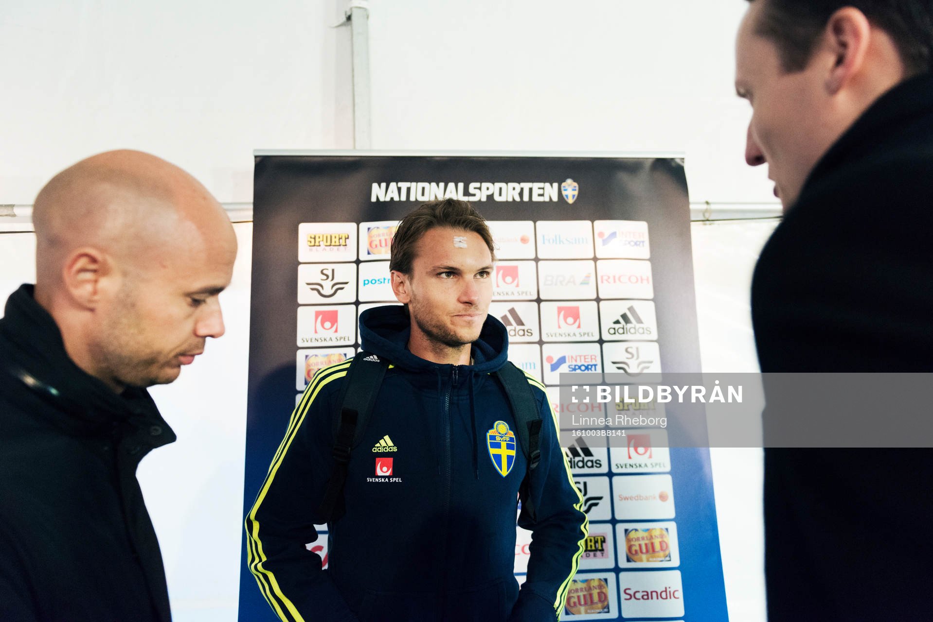 Albin Ekdal pratar med media i mixed zone