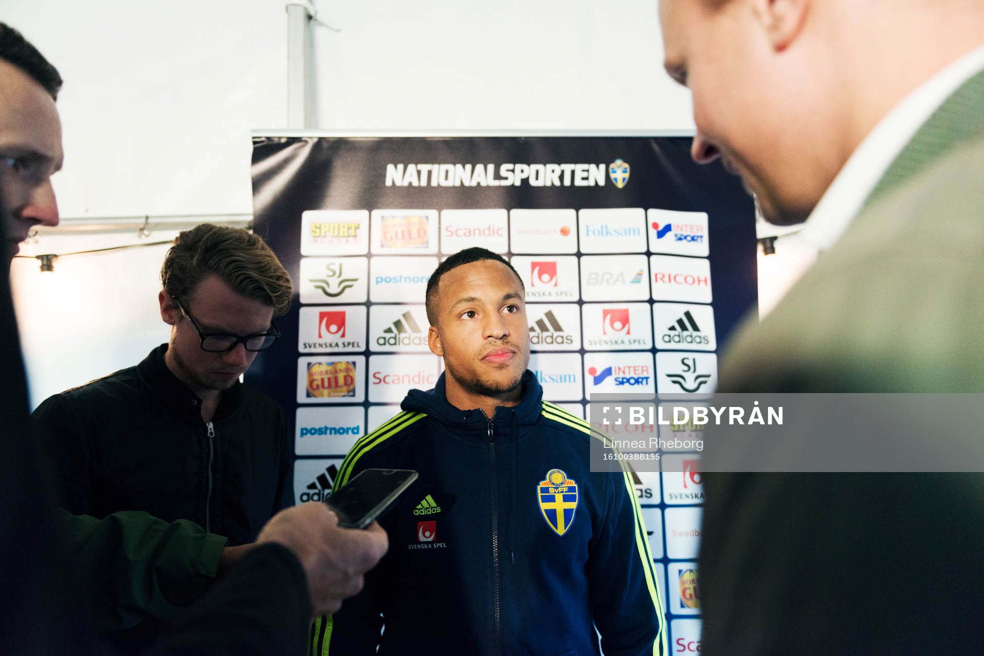 Martin Olsson pratar med media i mixed zone efter en träning med Sveriges herrlandslag i fotboll den 3 oktober 2016 i Stockholm. 