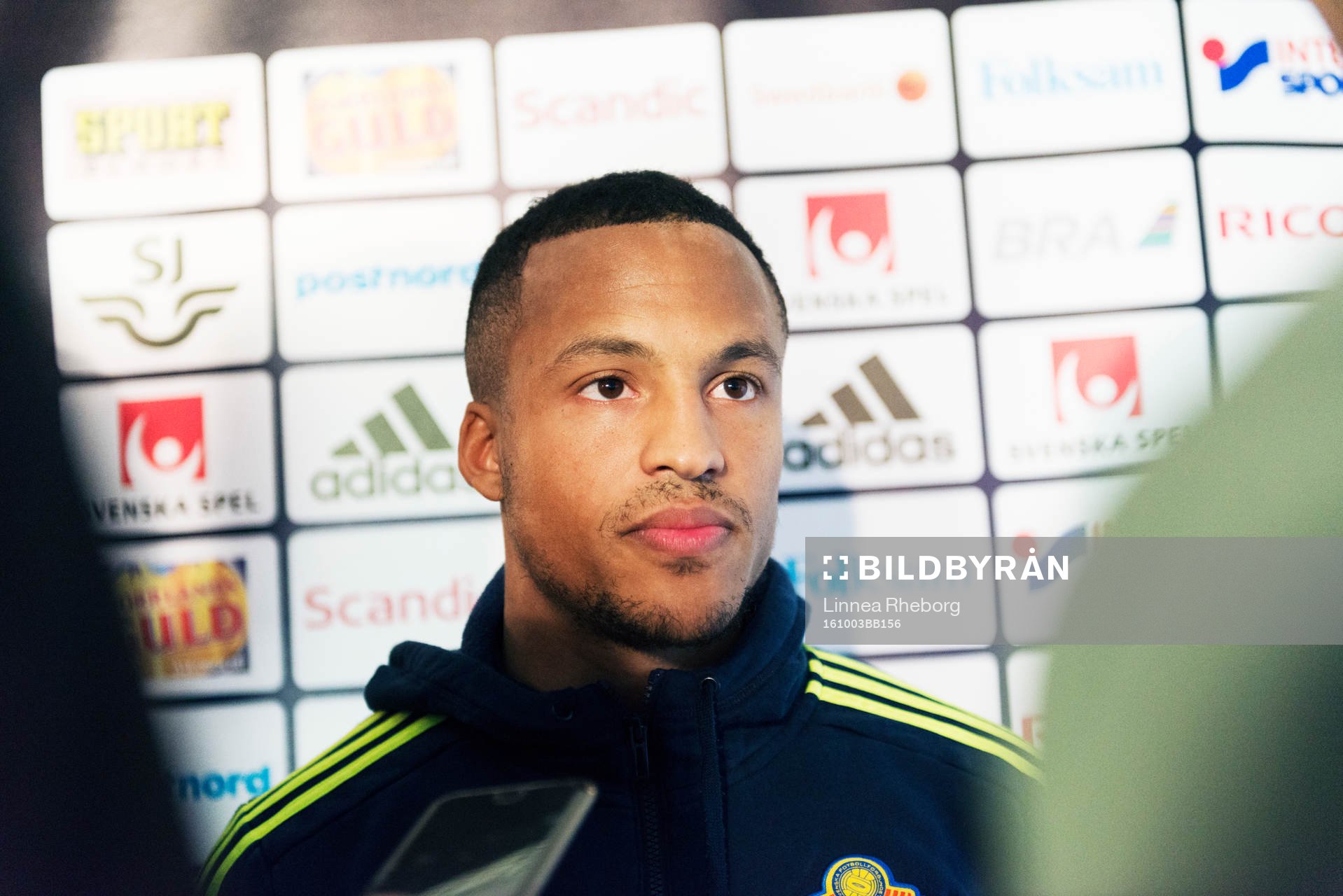 Martin Olsson pratar med media i mixed zone efter en träning med Sveriges herrlandslag i fotboll den 3 oktober 2016 i Stockholm. 
