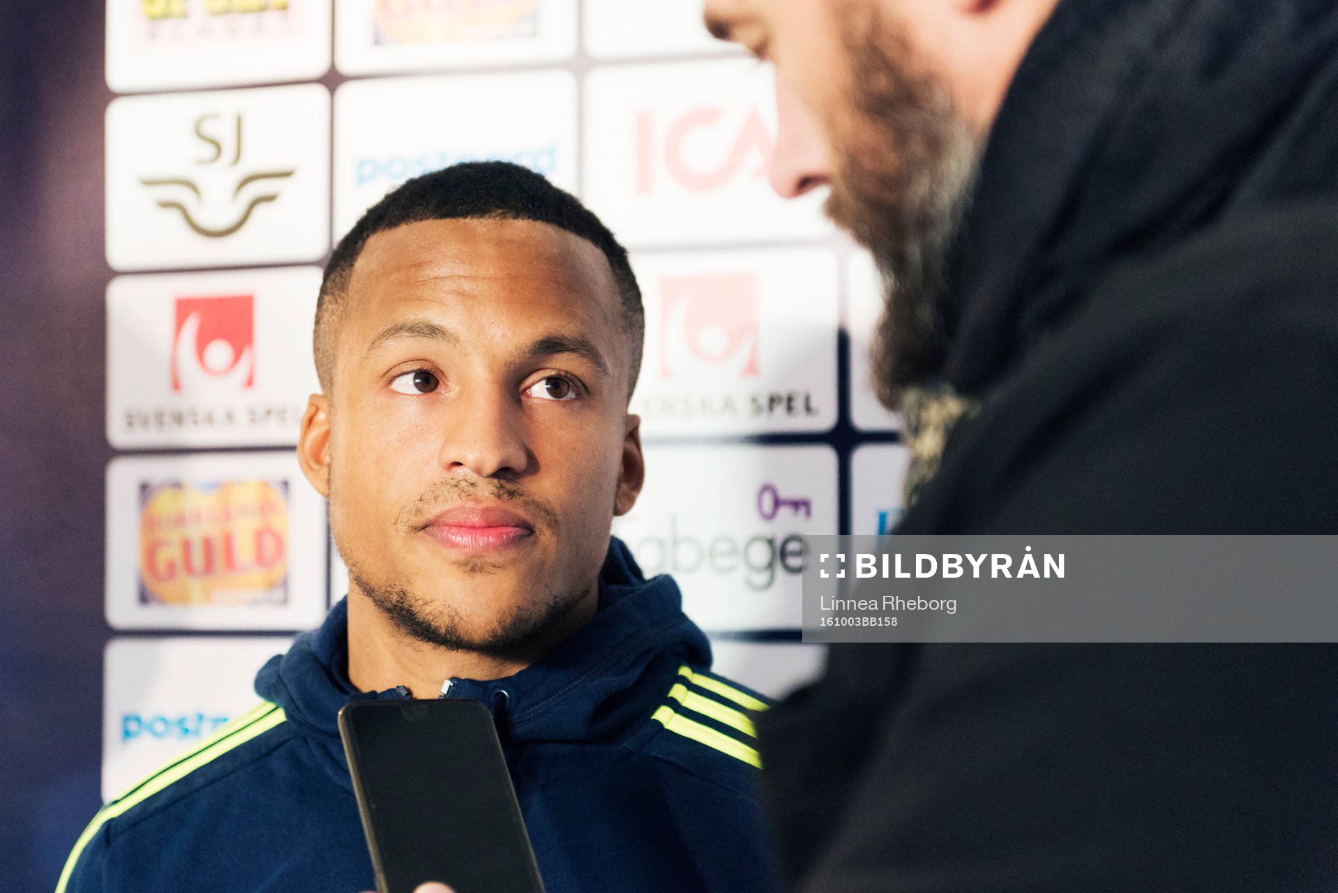 Martin Olsson pratar med media i mixed zone efter en träning med Sveriges herrlandslag i fotboll den 3 oktober 2016 i Stockholm. 
