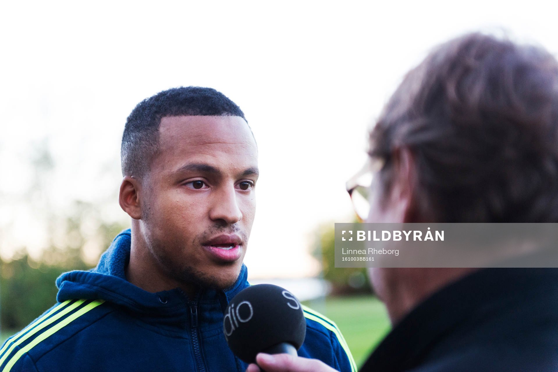 Martin Olsson pratar med media i mixed zone efter en träning med Sveriges herrlandslag i fotboll den 3 oktober 2016 i Stockholm. 