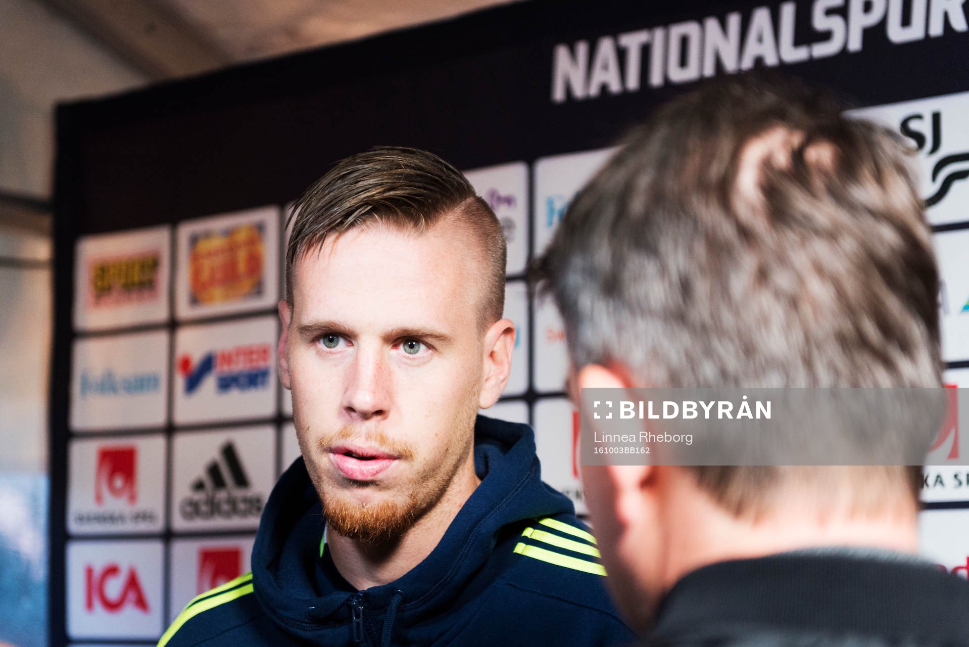 Pontus Jansson pratar med media i mixed zone efter en träning med Sveriges herrlandslag i fotboll den 3 oktober 2016 i Stockholm. 