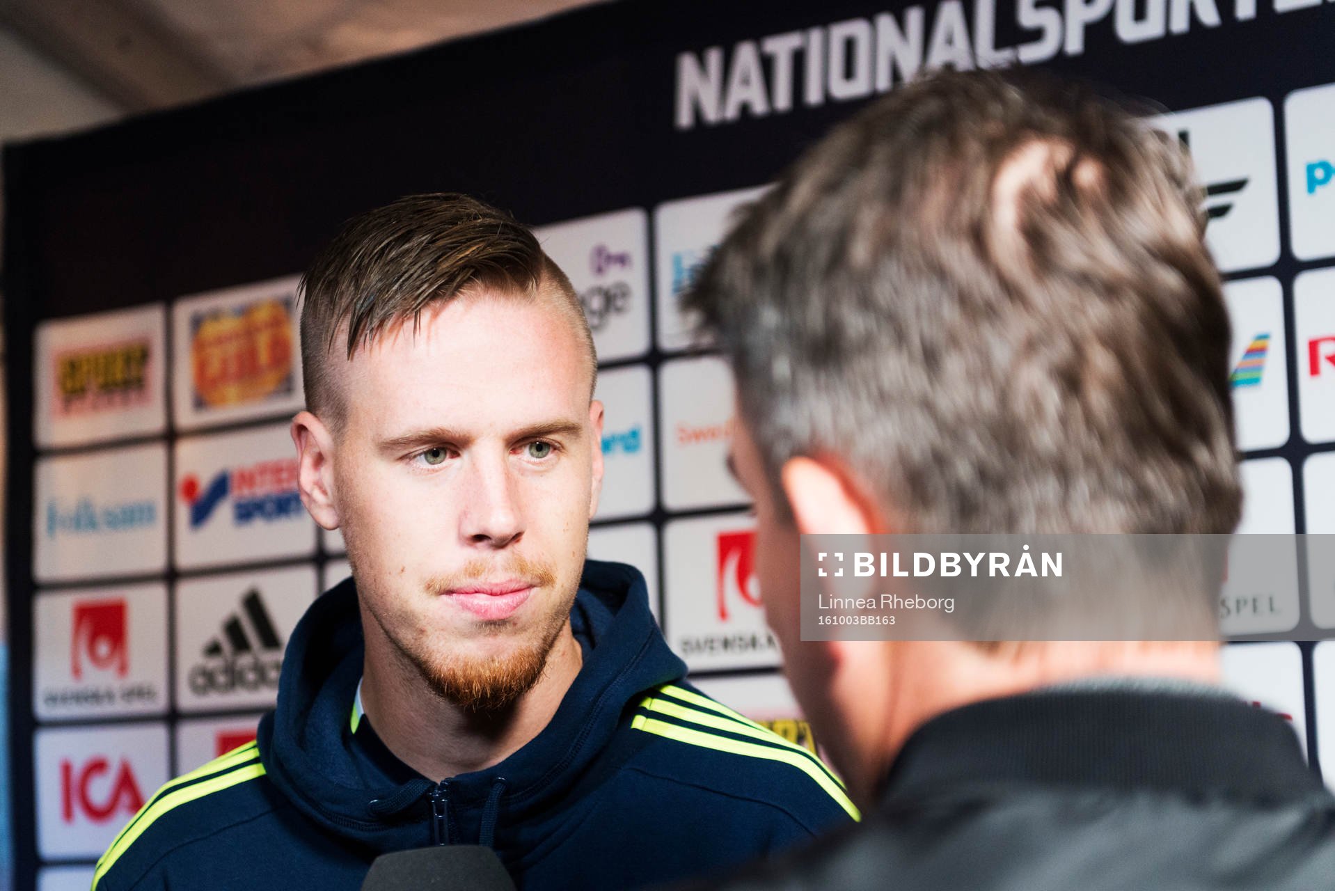 Pontus Jansson pratar med media i mixed zone efter en träning med Sveriges herrlandslag i fotboll den 3 oktober 2016 i Stockholm. 