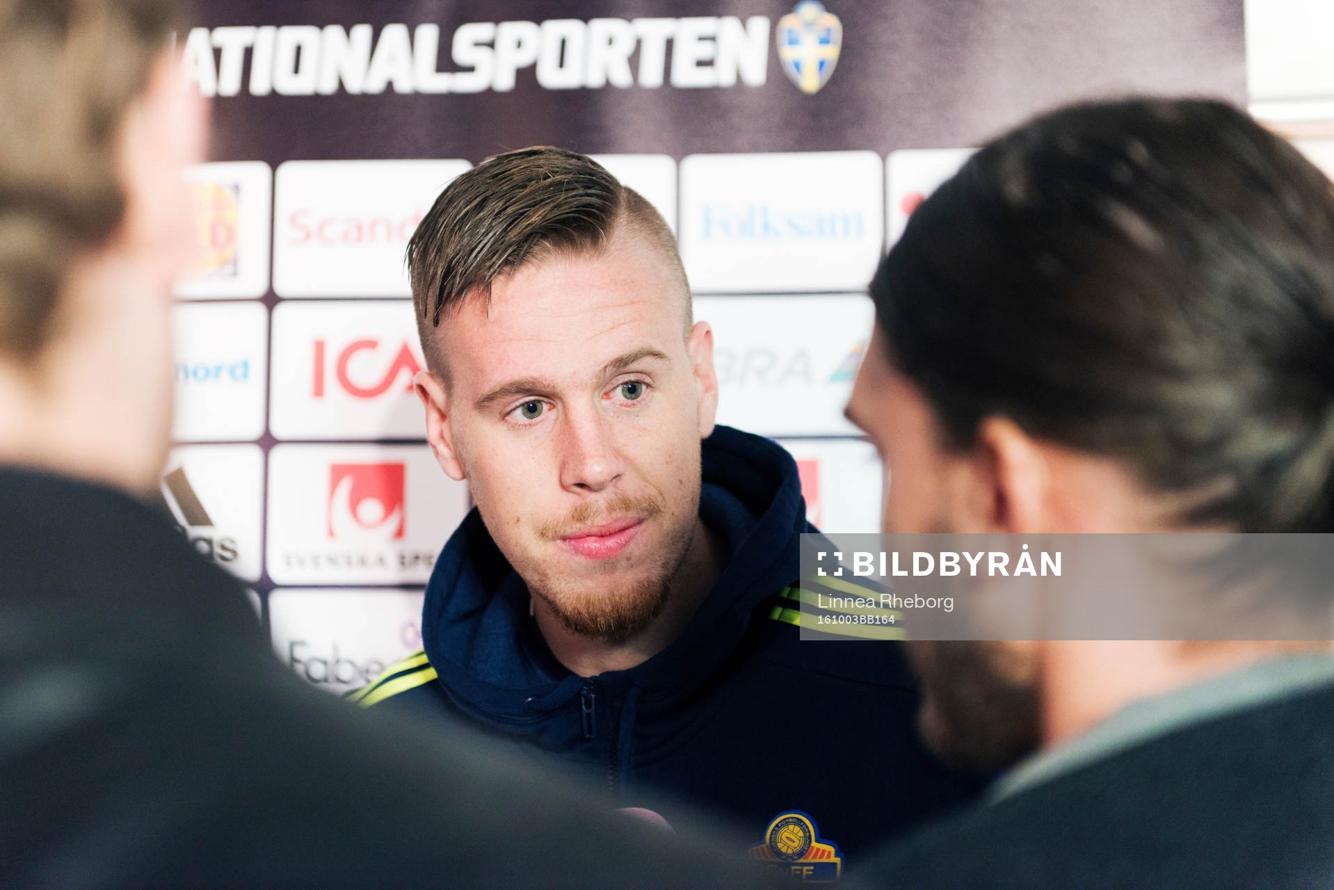 Pontus Jansson pratar med media i mixed zone efter en träning med Sveriges herrlandslag i fotboll den 3 oktober 2016 i Stockholm. 