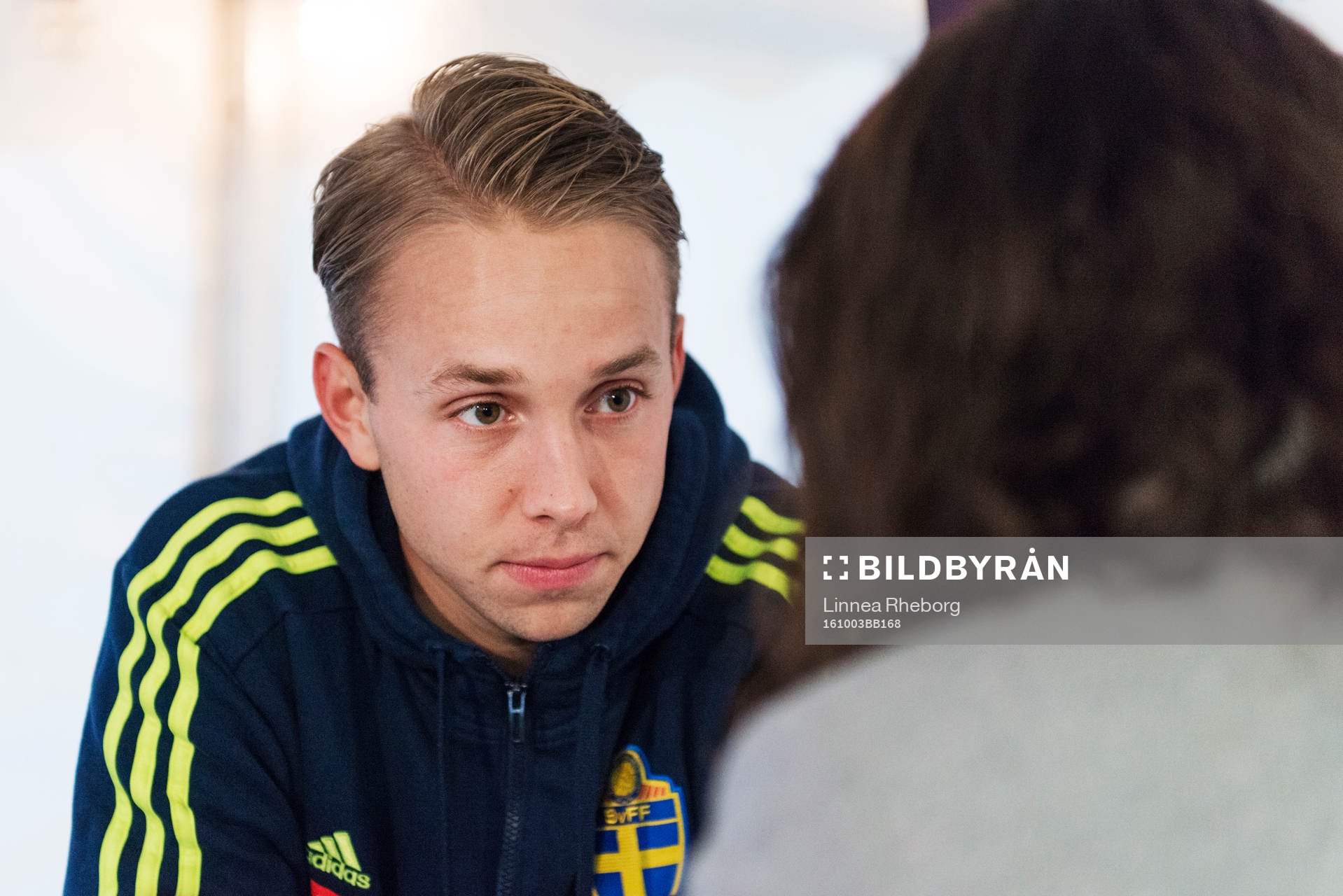 Patrik Carlgren pratar med media i mixed zone