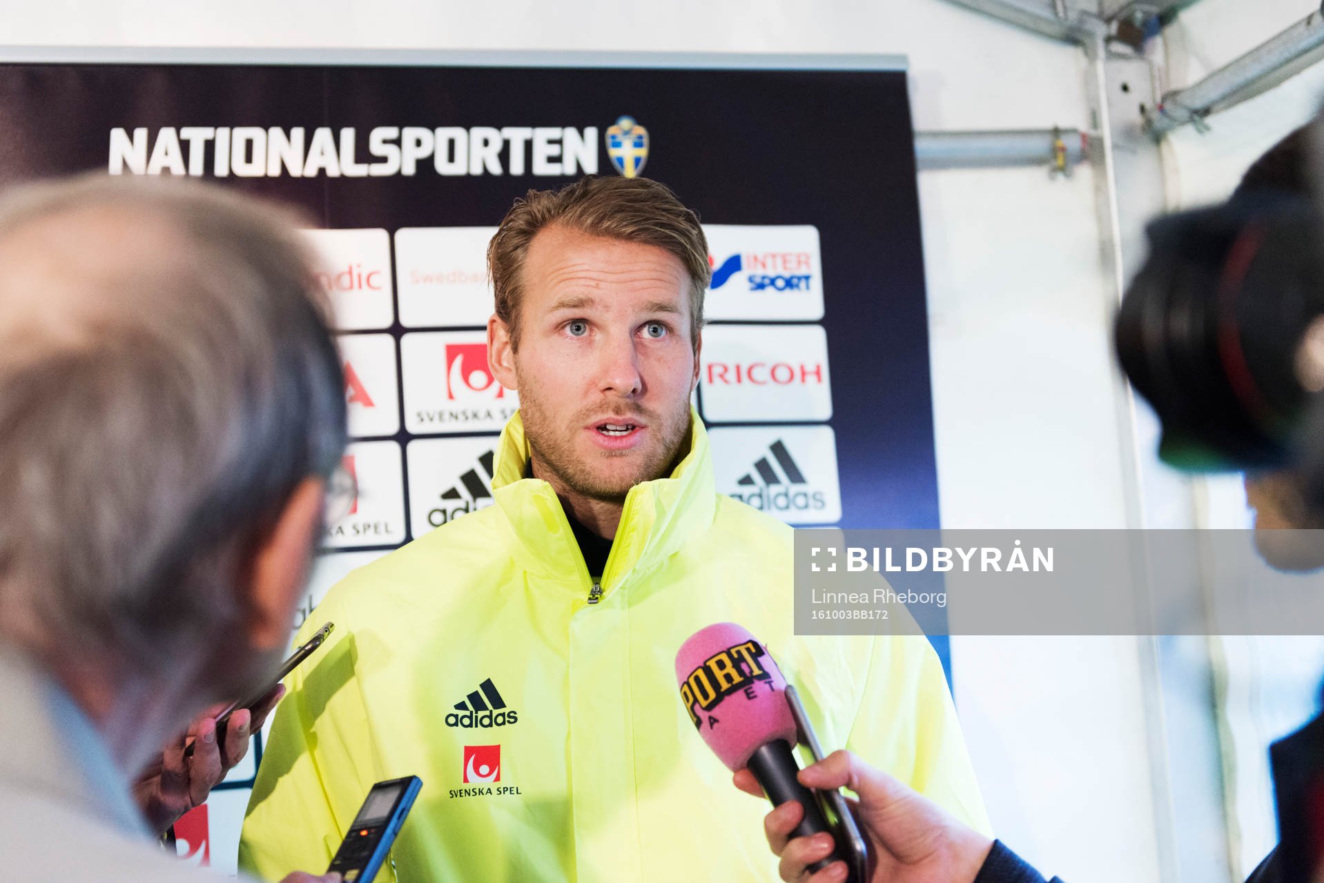 Ola Toivonen pratar med media i mixed zone efter en träning med Sveriges herrlandslag i fotboll den 3 oktober 2016 i Stockholm. 