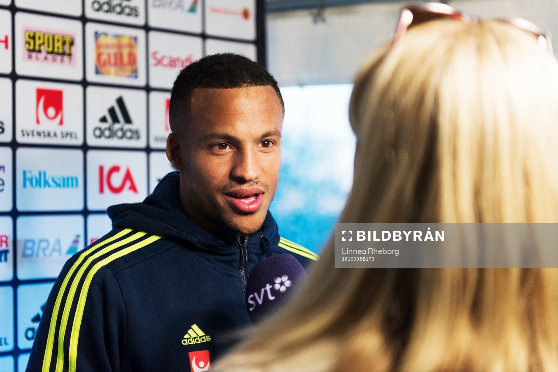 Martin Olsson pratar med media i mixed zone efter en träning med Sveriges herrlandslag i fotboll den 3 oktober 2016 i Stockholm. 