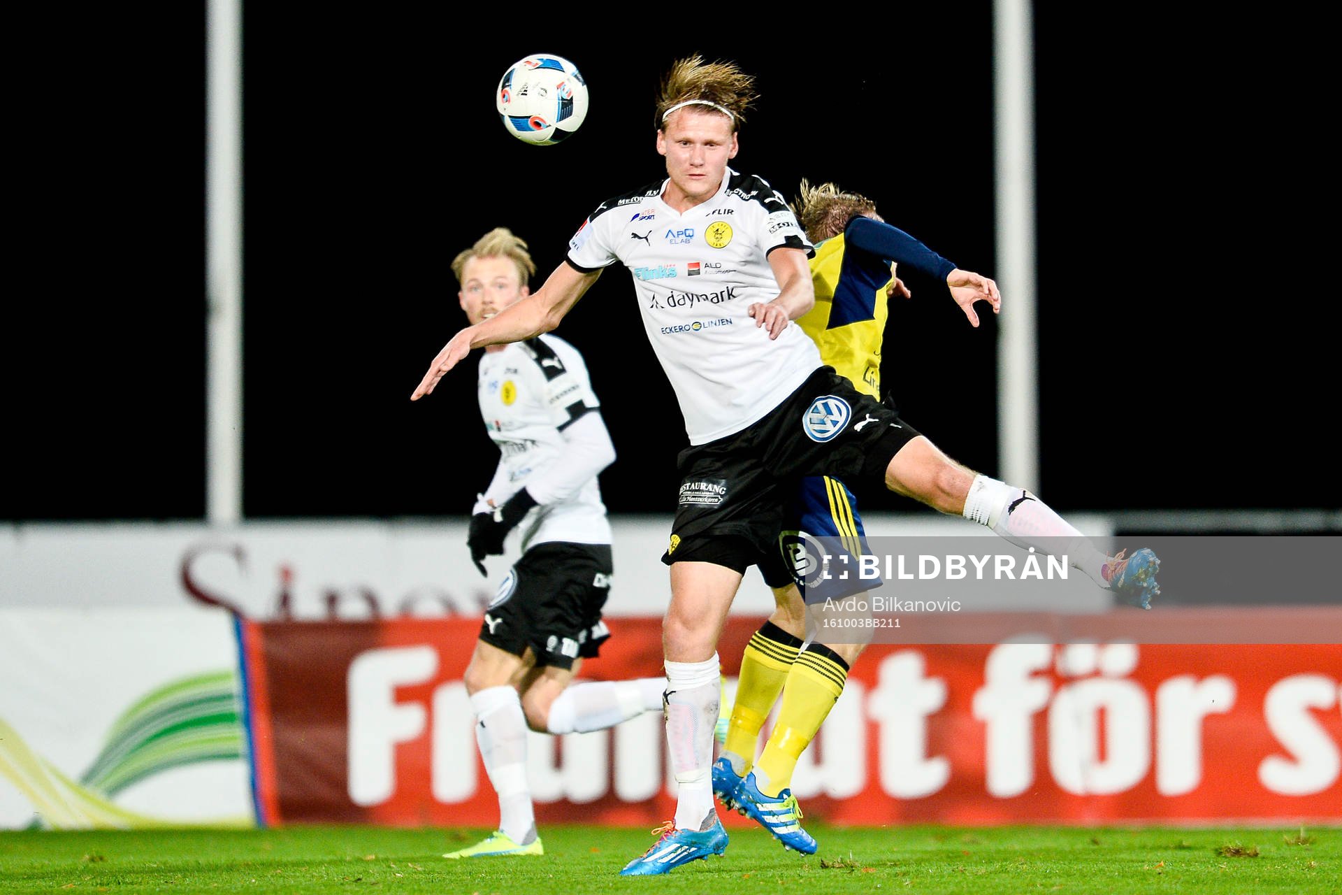 Frejs Victor Söderström i en nickduell under fotbollsmatchen i Superettan mellan Ängelholm och Frej den 3 oktober 2016 i Ängelholm.