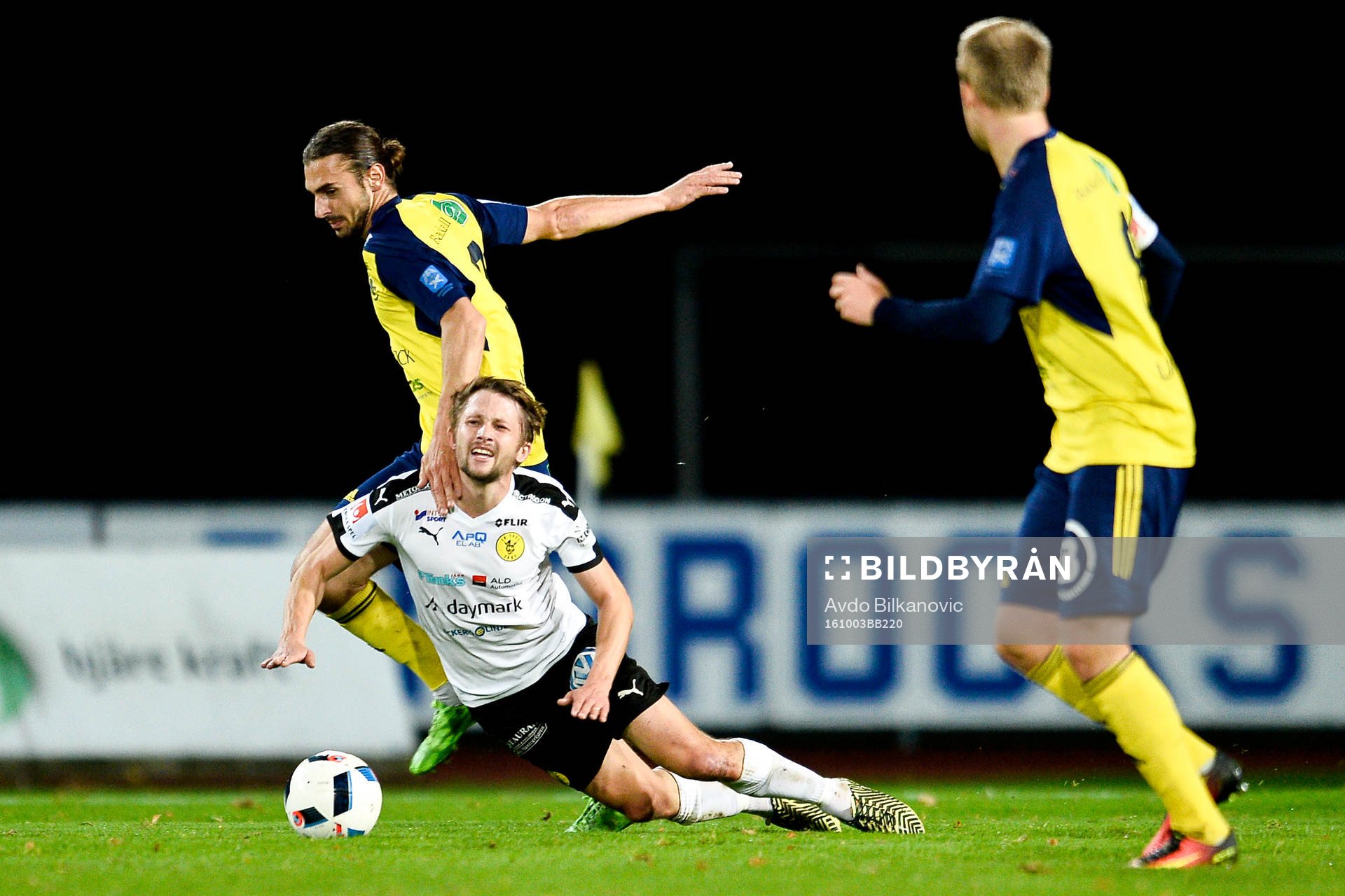 Ängelholms Vladica Zlojutro drar ner Frejs Adam Gradén under fotbollsmatchen i Superettan mellan Ängelholm och Frej den 3 oktober 2016 i Ängelholm.