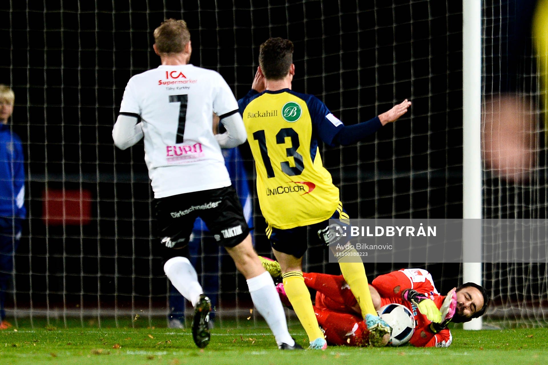 Ängelholms Ardian Rexhepi och Frejs Richard Spong och målvakt Marko Atanackovic under fotbollsmatchen i Superettan mellan Ängelholm och Frej den 3 oktober 2016 i Ängelholm.