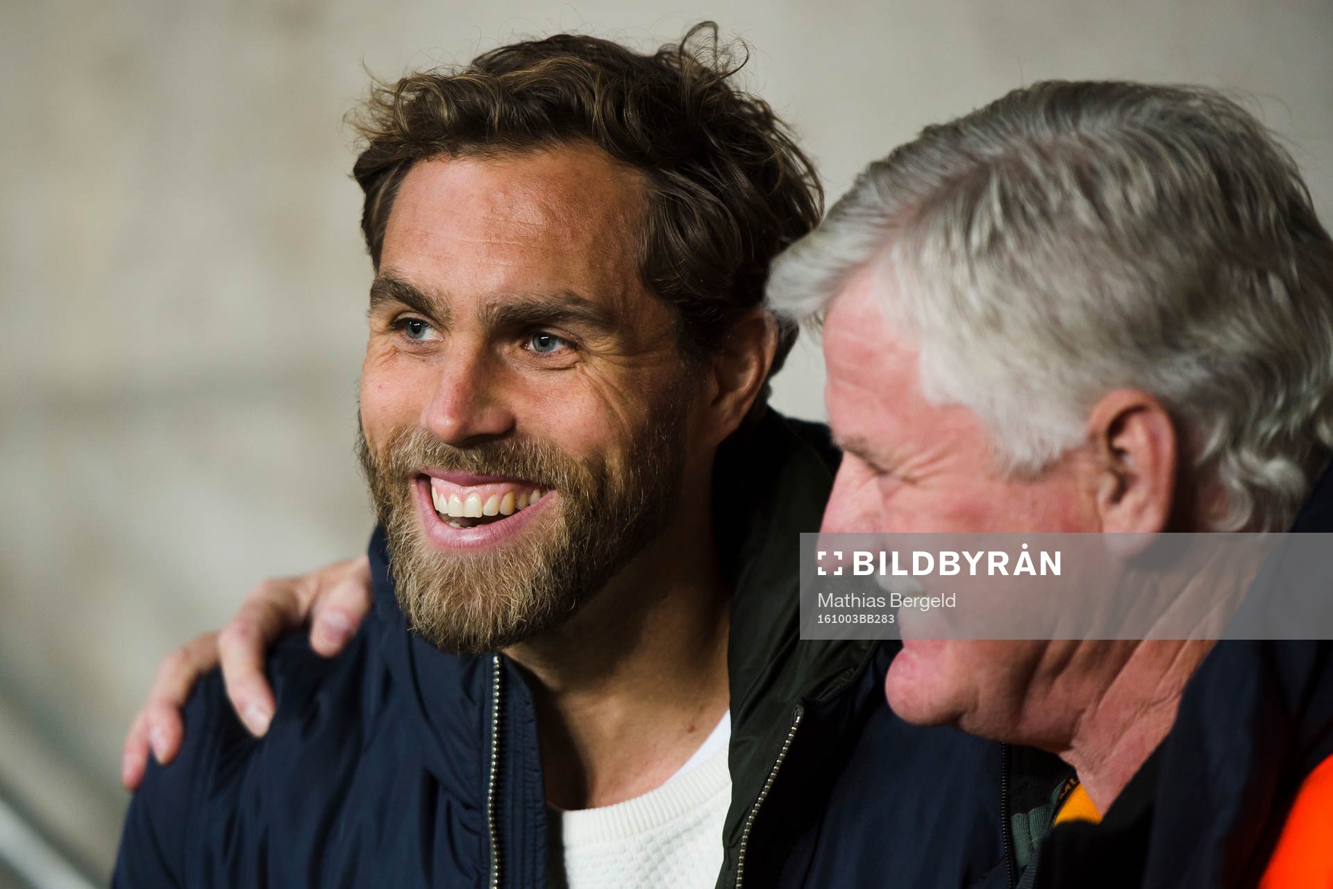 Örgrytes Johan Elmander pratar med en planskötare