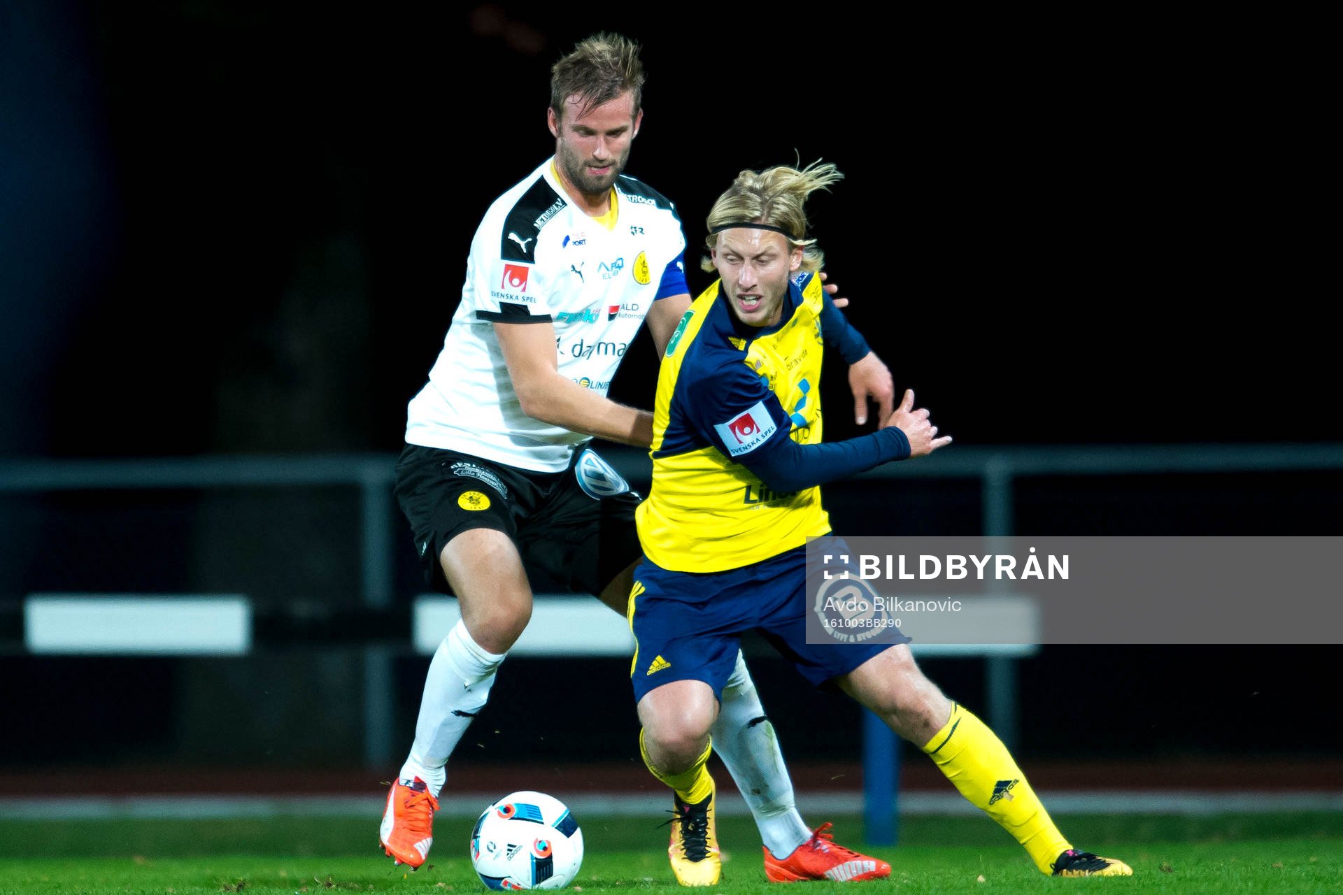Ängelholms Philip Bernholtz och flagga Johannes Gustafsson under fotbollsmatchen i Superettan mellan Ängelholm och Frej den 3 oktober 2016 i Ängelholm.