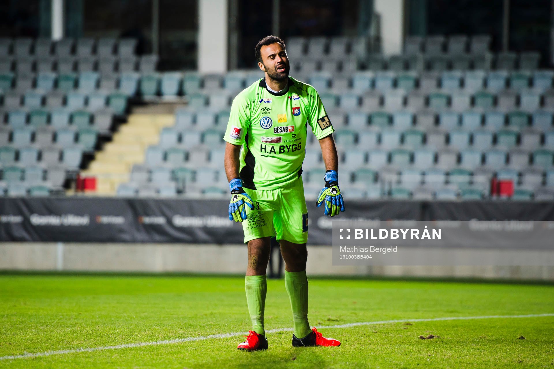 Örgrytes målvakt Abbas Hassan deppar