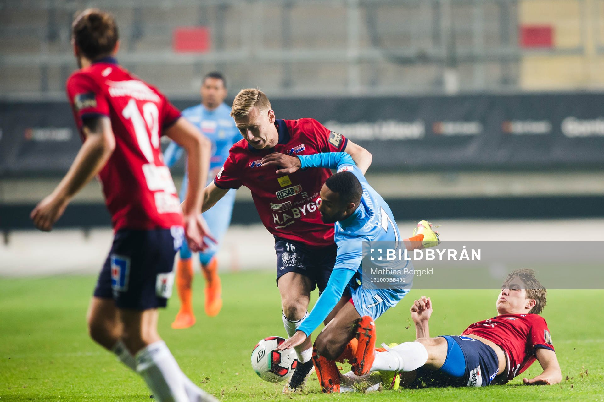 Örgrytes Sebastian Ohlsson och Jakob Lindström tacklar