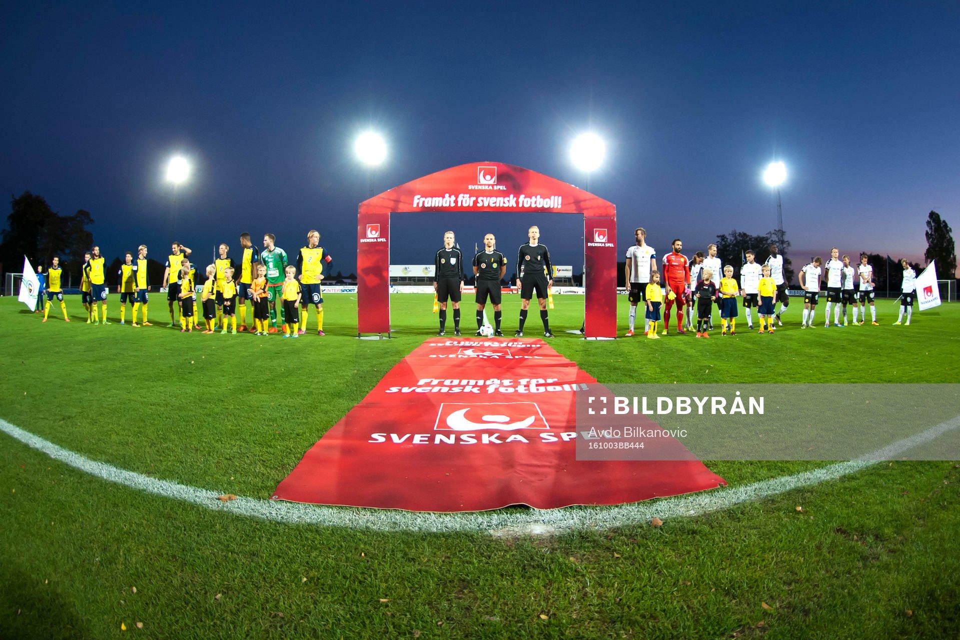 Ängelholms och Frejs spelare uppställda inför fotbollsmatchen i Superettan mellan Ängelholm och Frej den 3 oktober 2016 i Ängelholm.