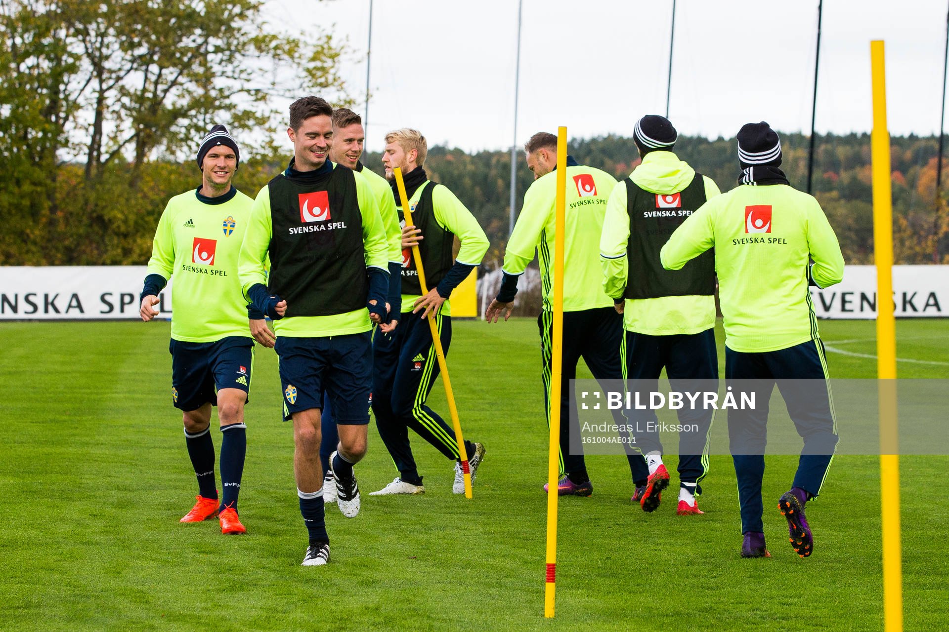 Albin Ekdal och Mikael Lustig värmer upp tillsammans med sina lagkamrater under en träning med Sveriges fotbollslandslag den 4 oktober 2016 i Stockholm.