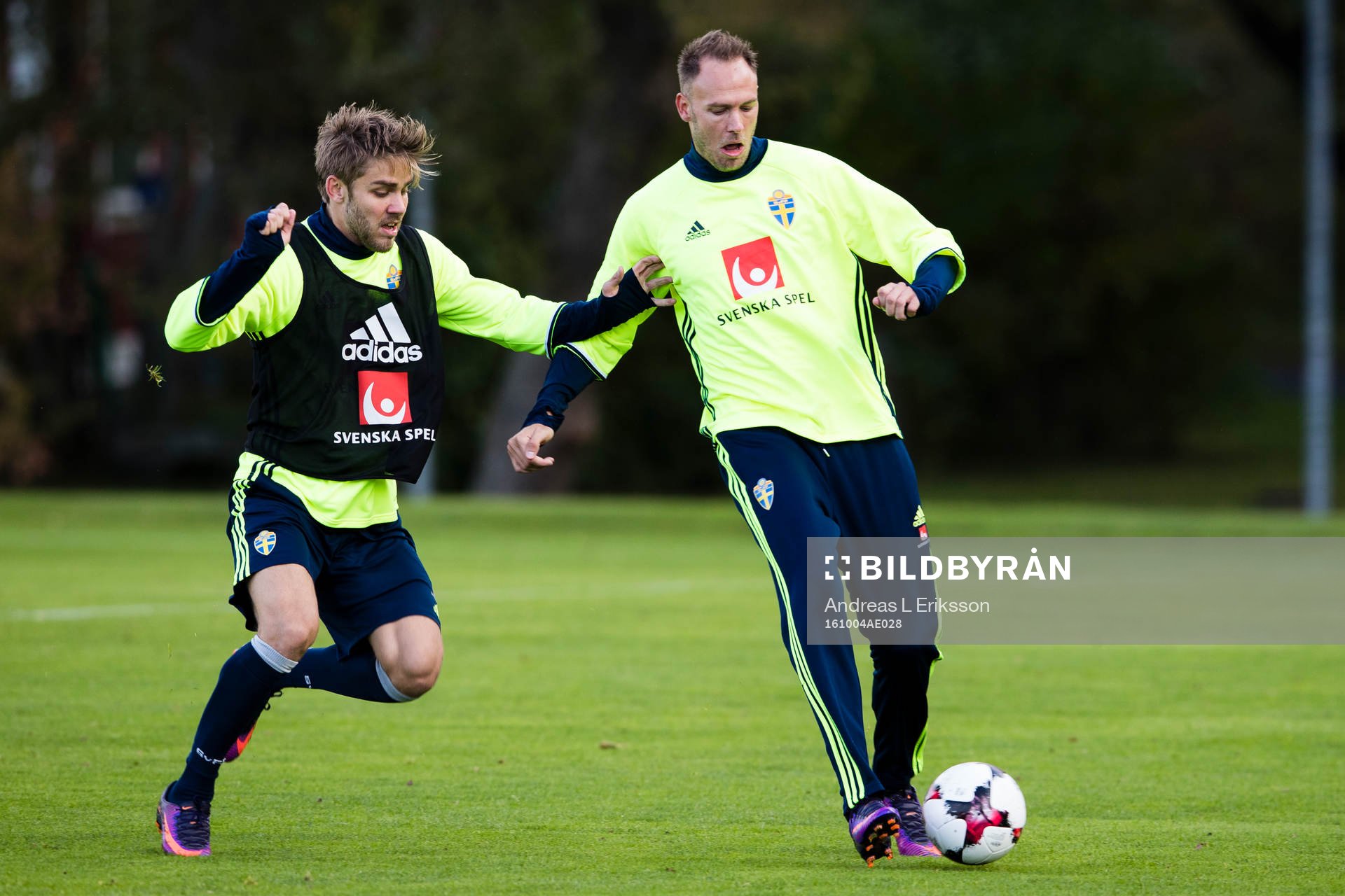 Christoffer Nyman i kamp om bollen med Andreas Granqvist