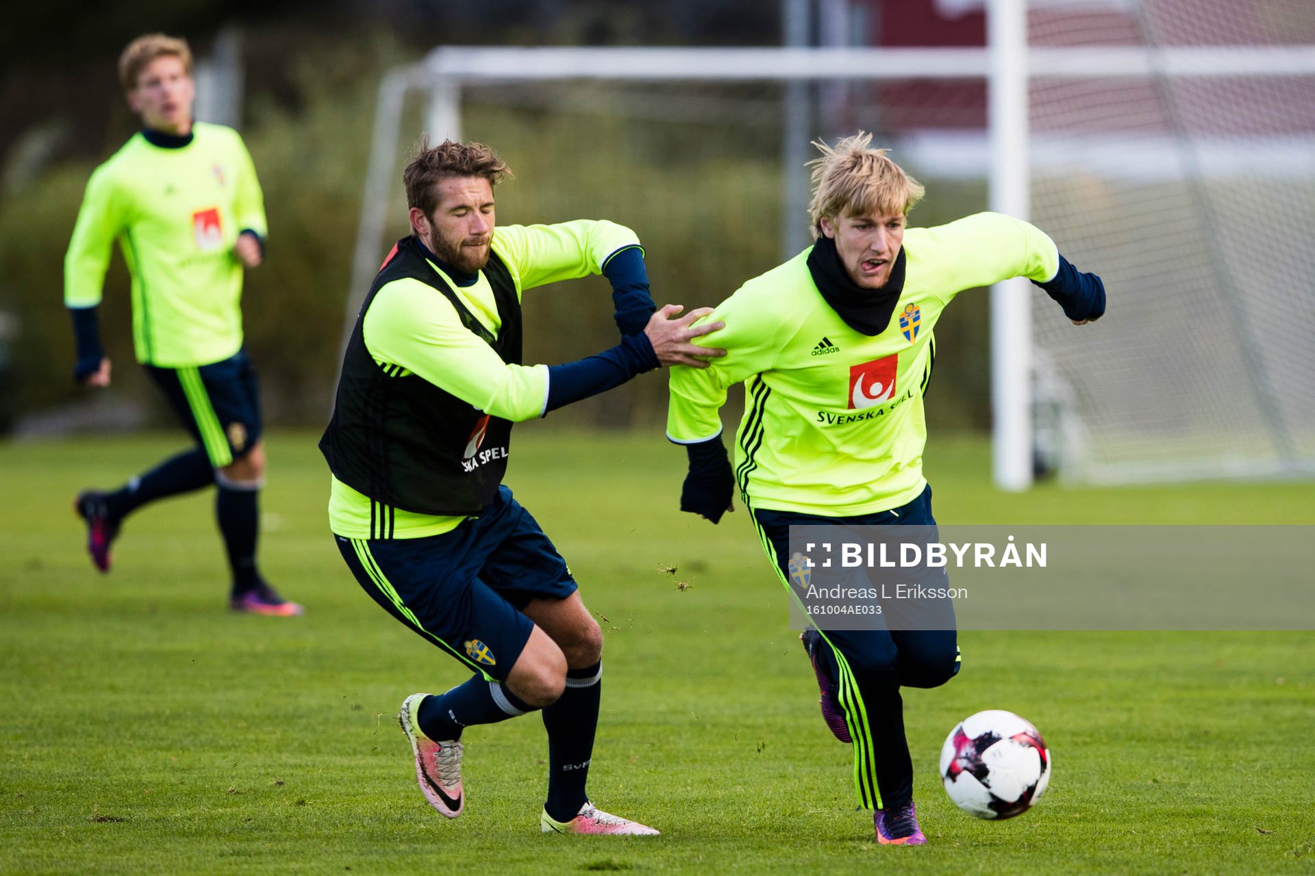 Marcus Rohdén i kamp om bollen med Emil Forsberg