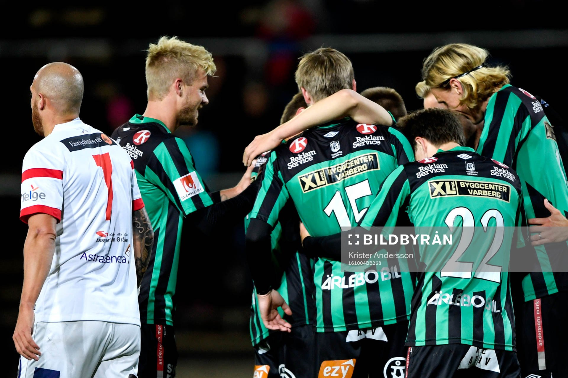 Varbergs Ivan Näsberg jublar med lagkamraterna