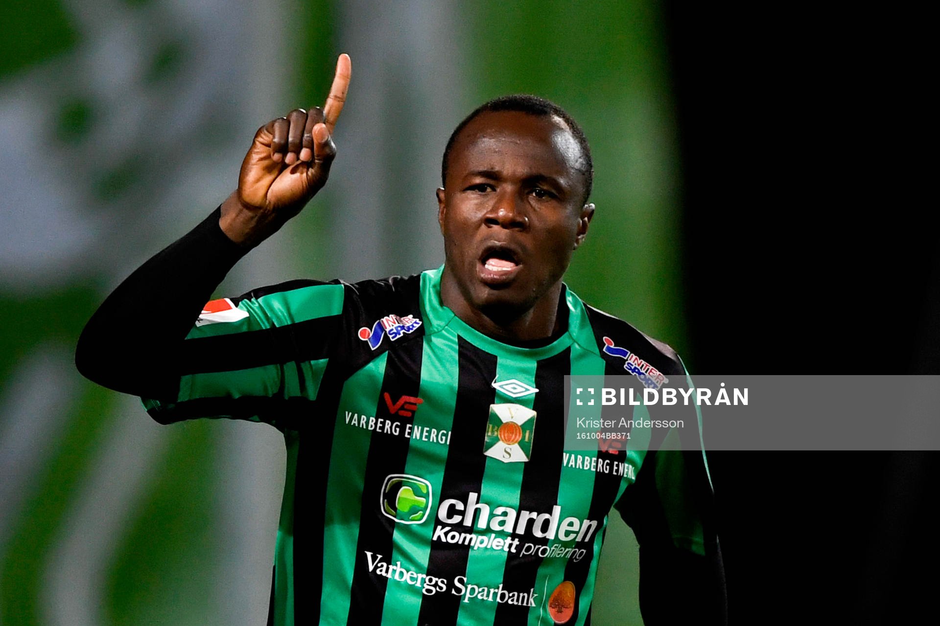 Varbergs Nsima Peter jublar efter 3-0 under fotbollsmatchen i Superettan mellan Varberg och Assyriska den 4 oktober 2016 i Varberg.