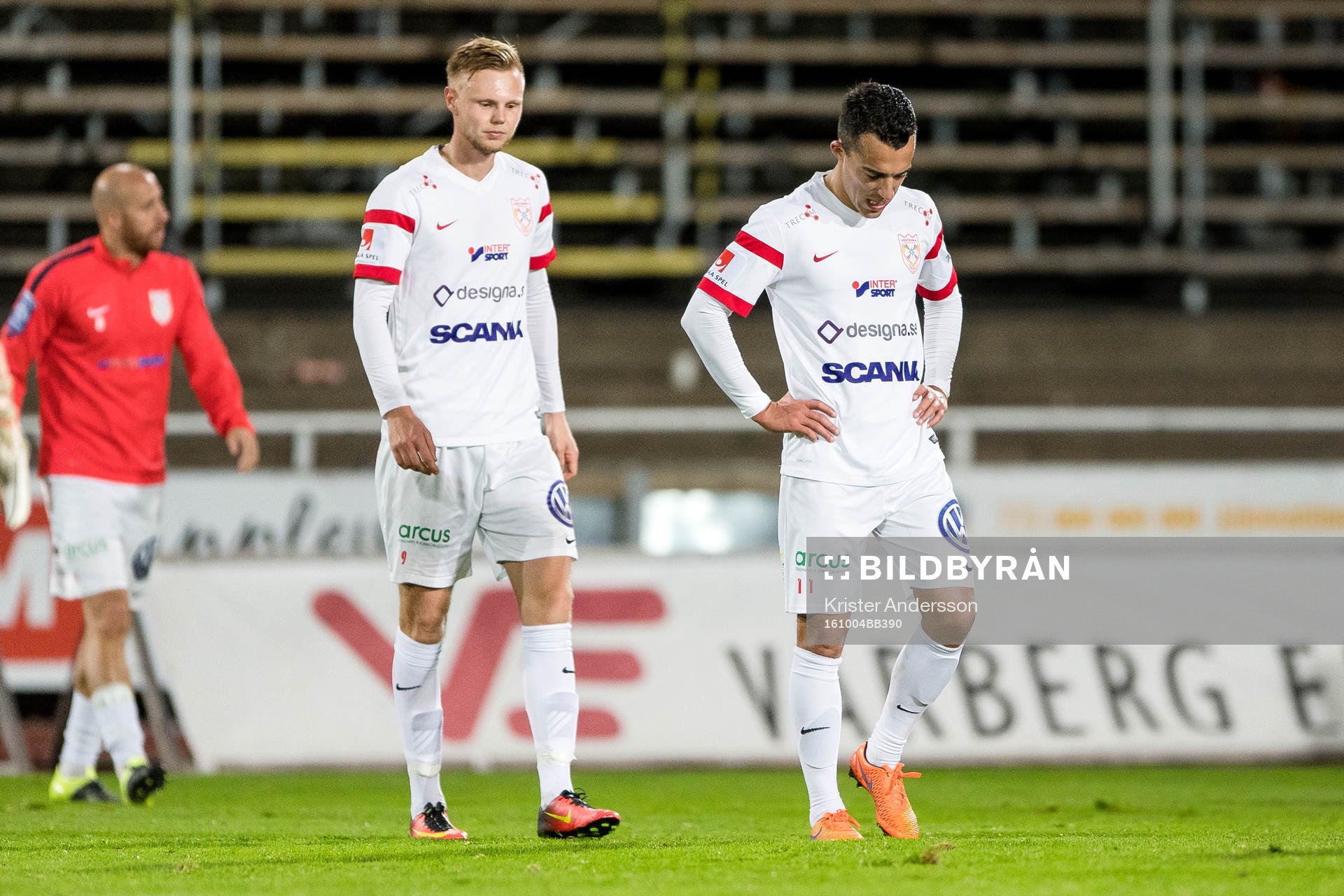 Assyriskas Tim Söderström och Mateo Panadic deppar
