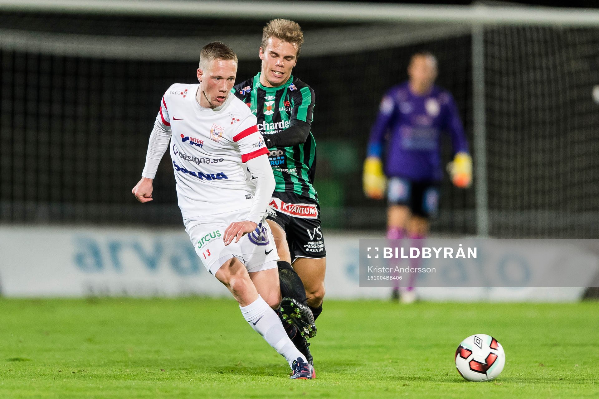 Assyriskas Gustav Jarl och Varbergs Elias Andersson under fotbollsmatchen i Superettan mellan Varberg och Assyriska den 4 oktober 2016 i Varberg.