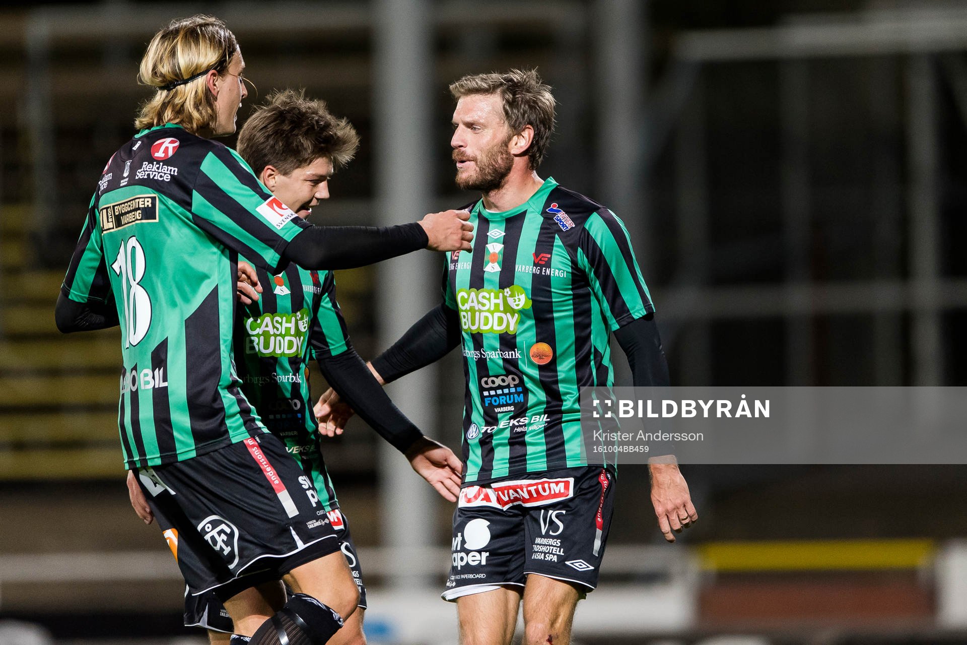 Varbergs Joakim Lindner, Joel Palmquist och Karl Söderström jublar efter 2-0 av Söderström under fotbollsmatchen i Superettan mellan Varberg och Assyriska den 4 oktober 2016 i Varberg.