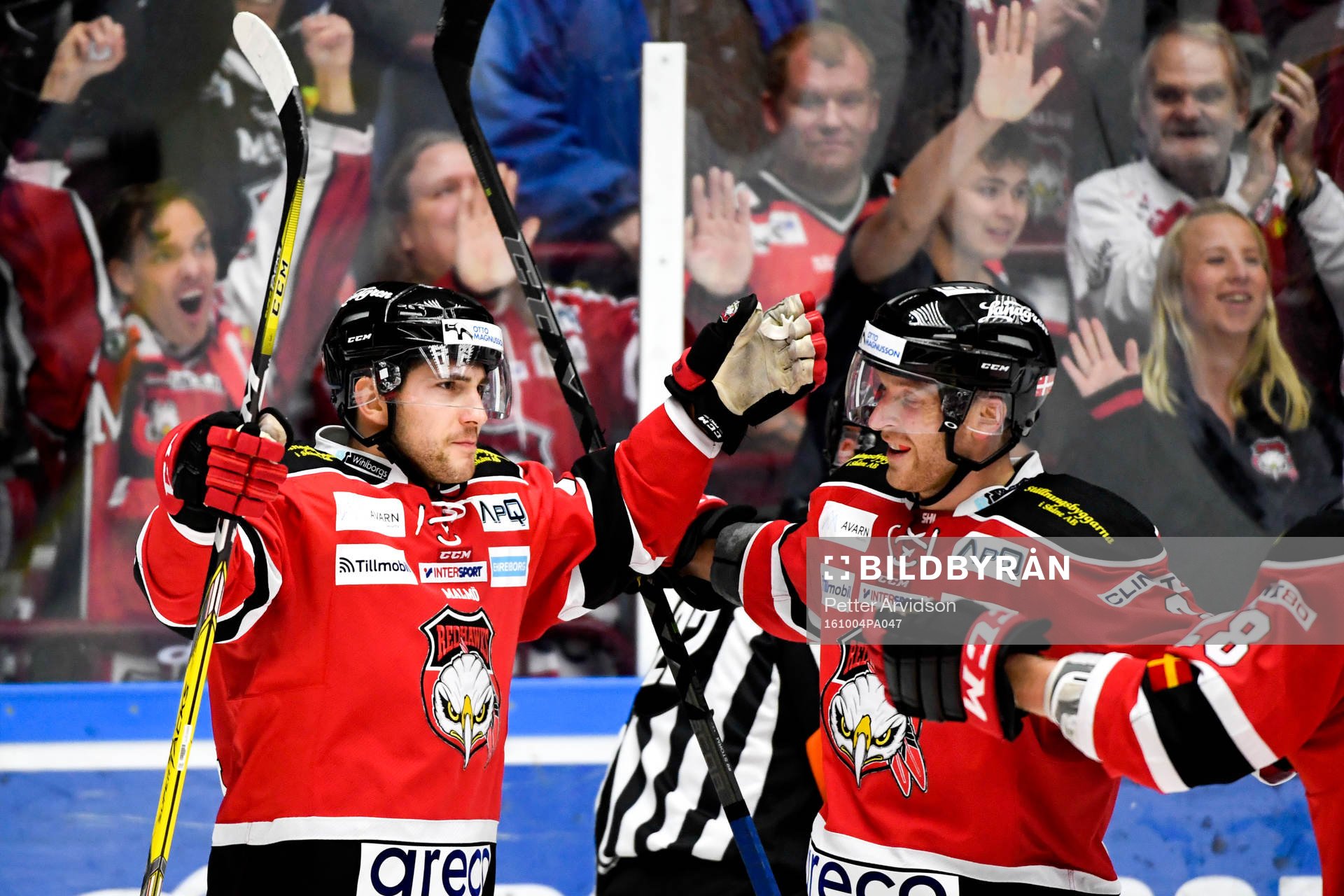 Malmö Redhawks Konstantin Komarek och Frederik Storm jublar