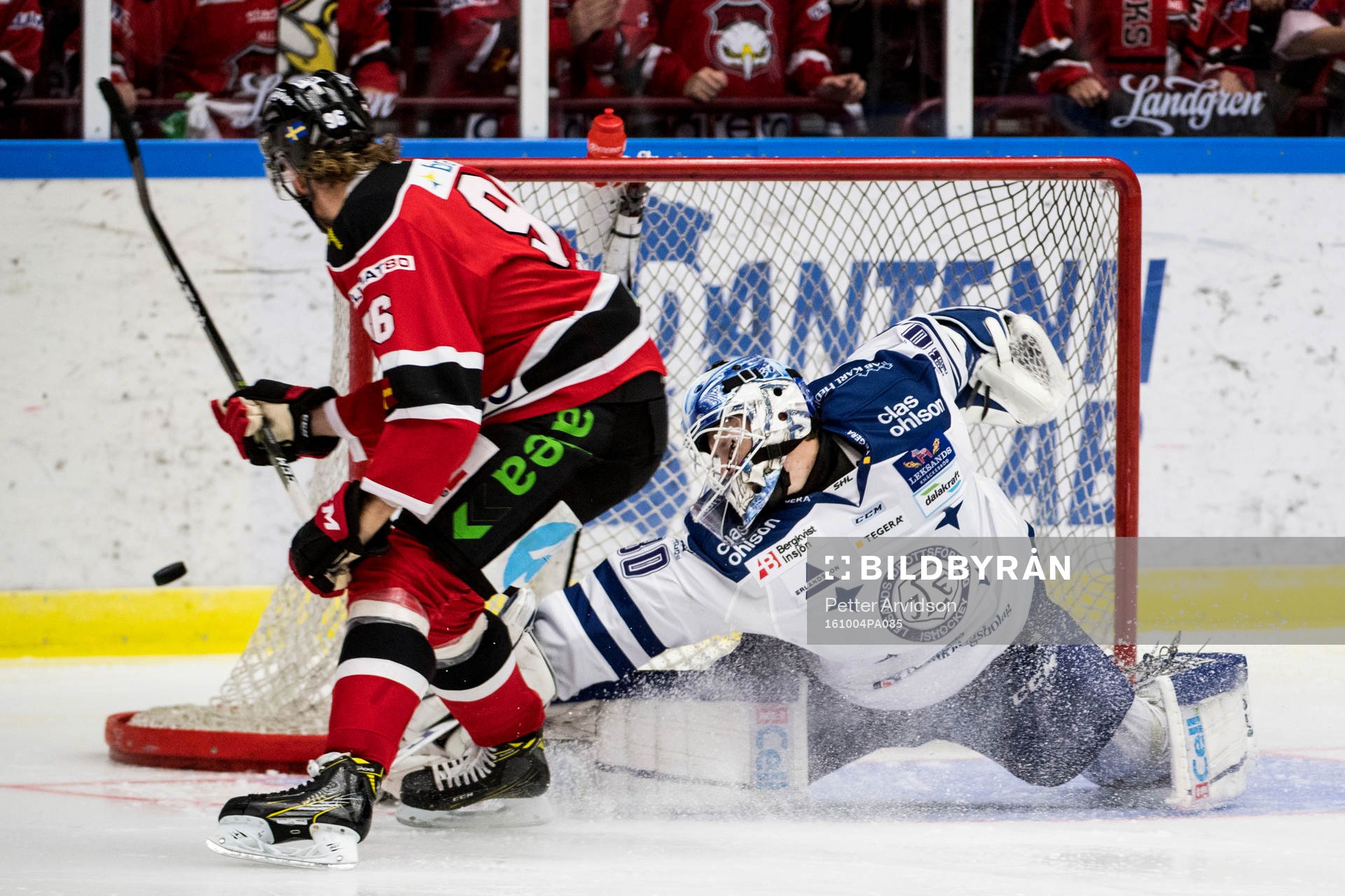 Leksands målvakt Henrik Haukeland räddar ett friläge
