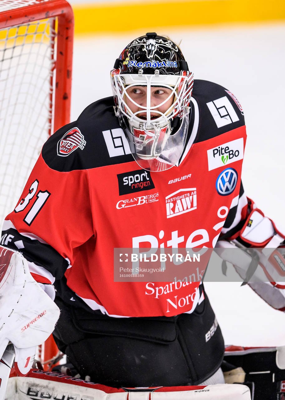Piteås målvakt Albin Ström på uppvärmningen
